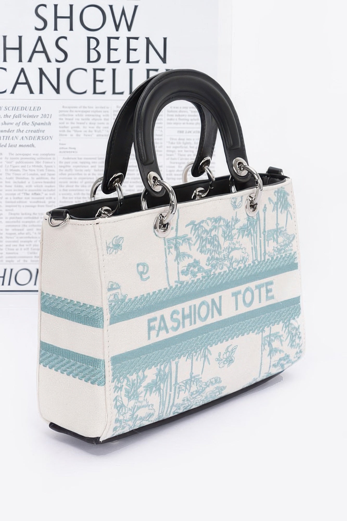 Geräumige Tote Bag aus Faux-Leder, seitliche Ansicht, weiß/türkis mit schwarzen Trägern
