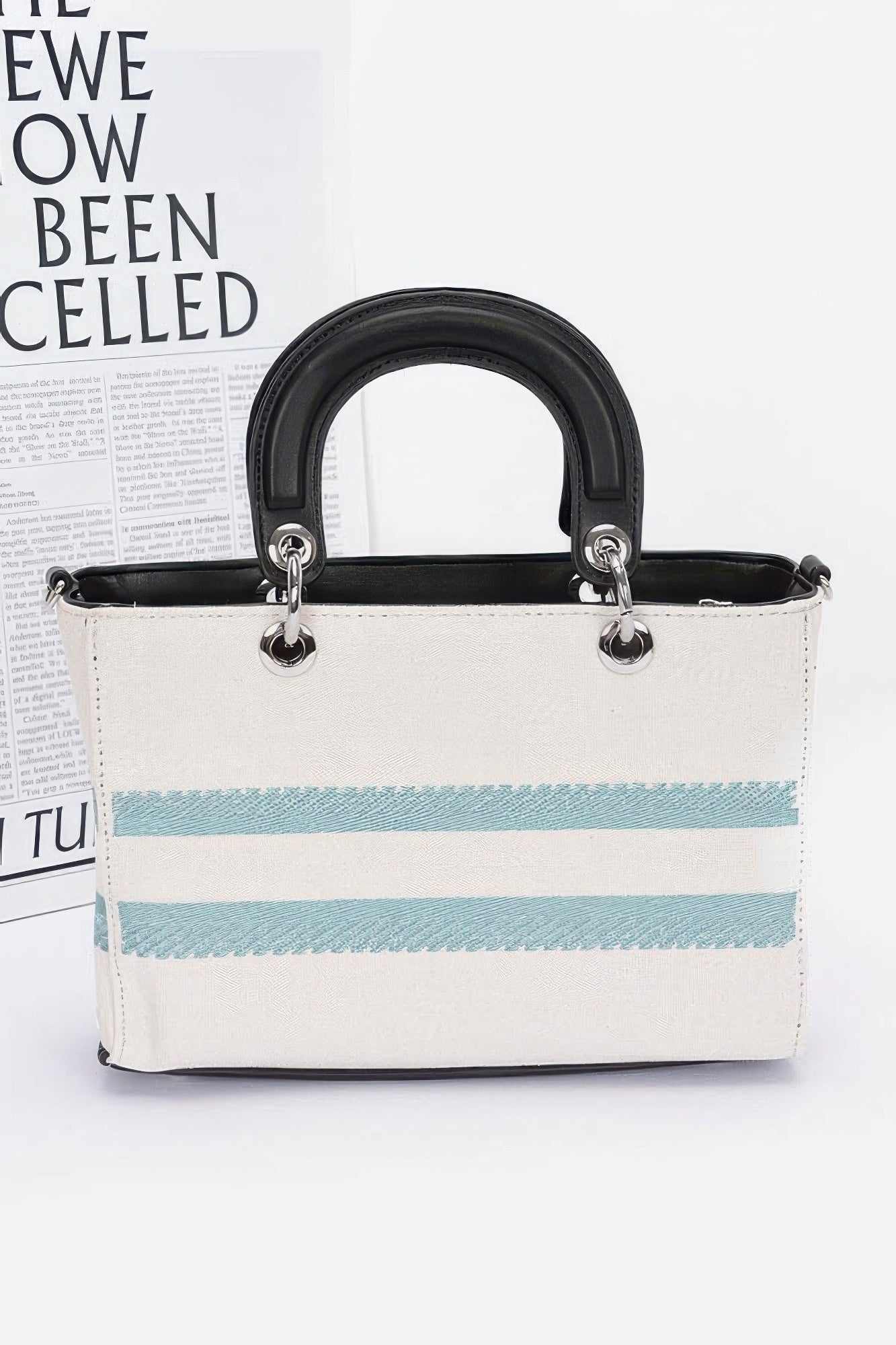 Tote Bag aus Faux-Leder, Frontansicht, weiß mit türkisfarbenen Streifen und schwarzem Innenraum