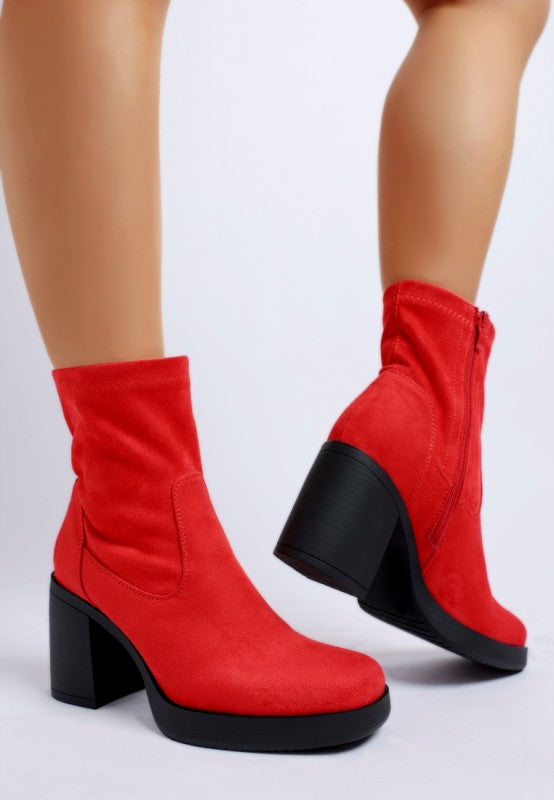 Rote Sockboot mit Blockabsatz, dickem schwarzem Sohlenrand und Schaftfalten