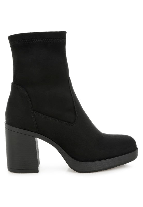 Schwarze Sockboot mit Blockabsatz, eckiger Zehenpartie und elastischem Schaft