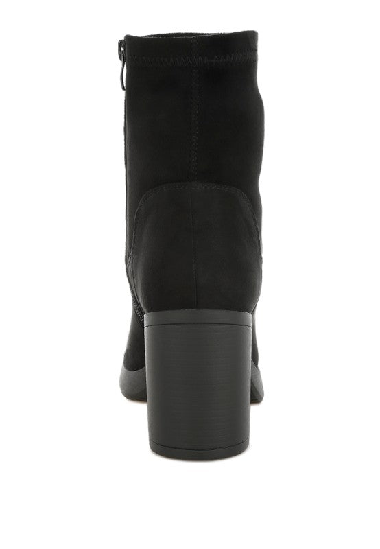Schwarzer Sockboot hinten, Blockabsatz und gerundete Fersenpartie