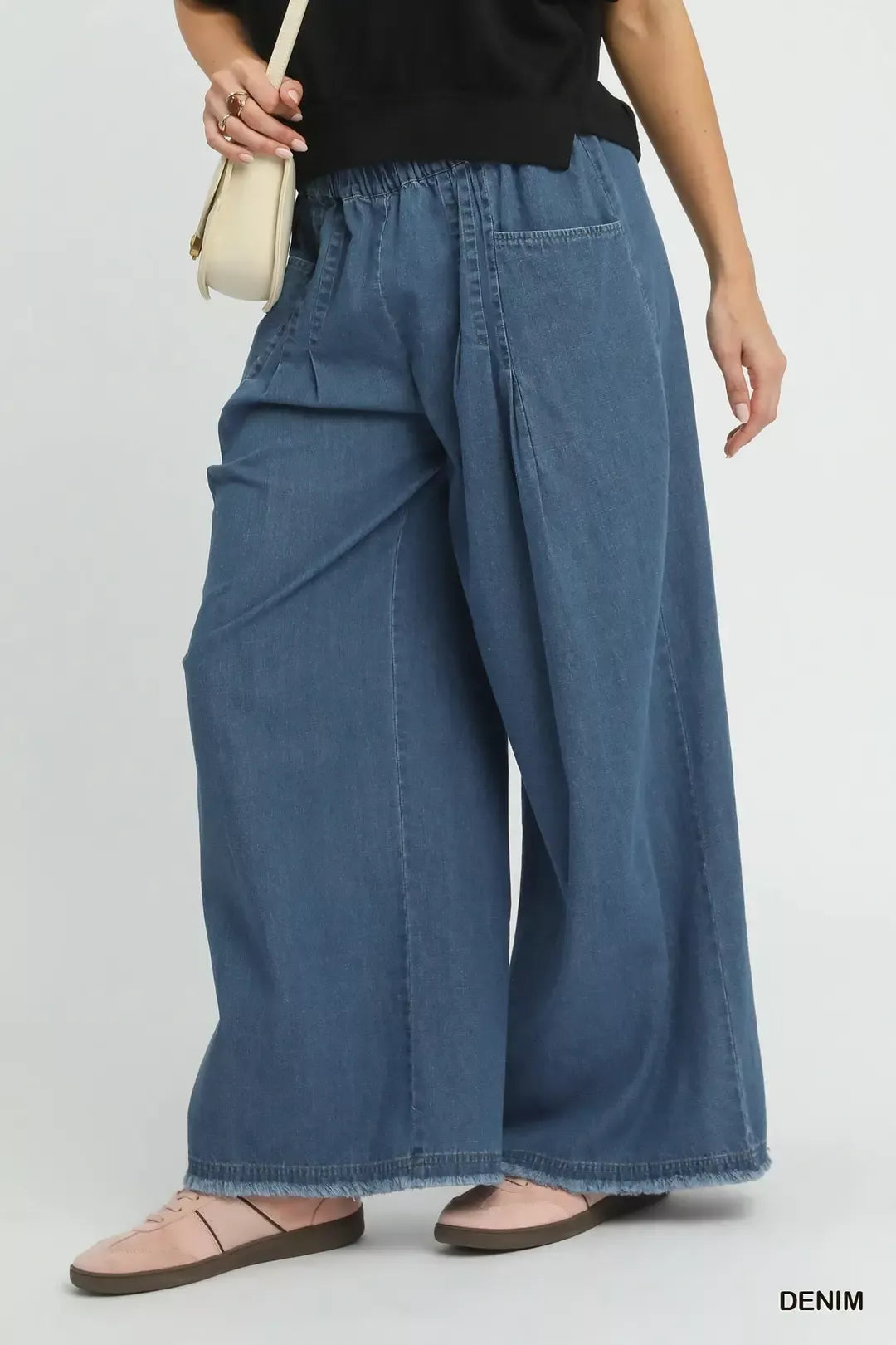 Stone-washed wide-leg denim pants with side pockets and relaxed drape
