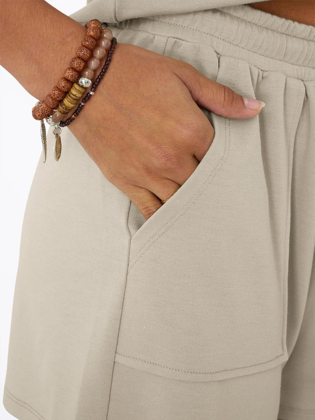 Detalle de shorts albaricoque: costuras y cintura con cordón ajustable
