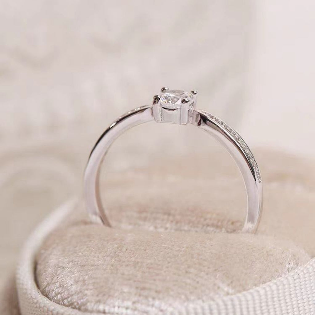Silberner 925 Ring mit Moissanit in hoher Zargenfassung und Pavé am Band