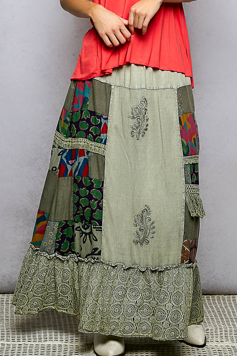 Sage-Multi Patchwork-Rock mit Stickerei, bunten Einsätzen und Rüschen-Saum