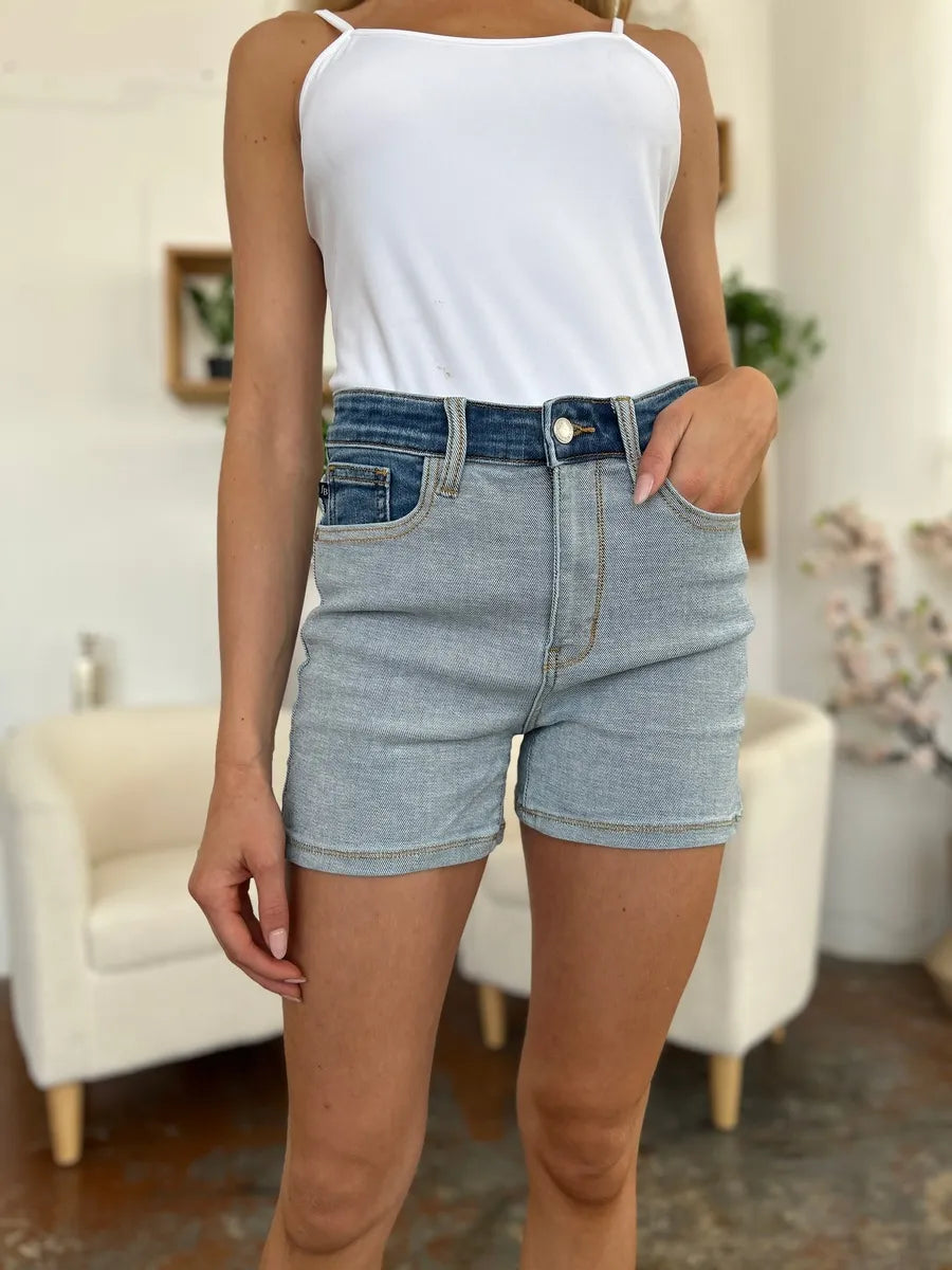 Frontansicht Denim-Shorts Farbblock: Knopfverschluss, Taschen vorn