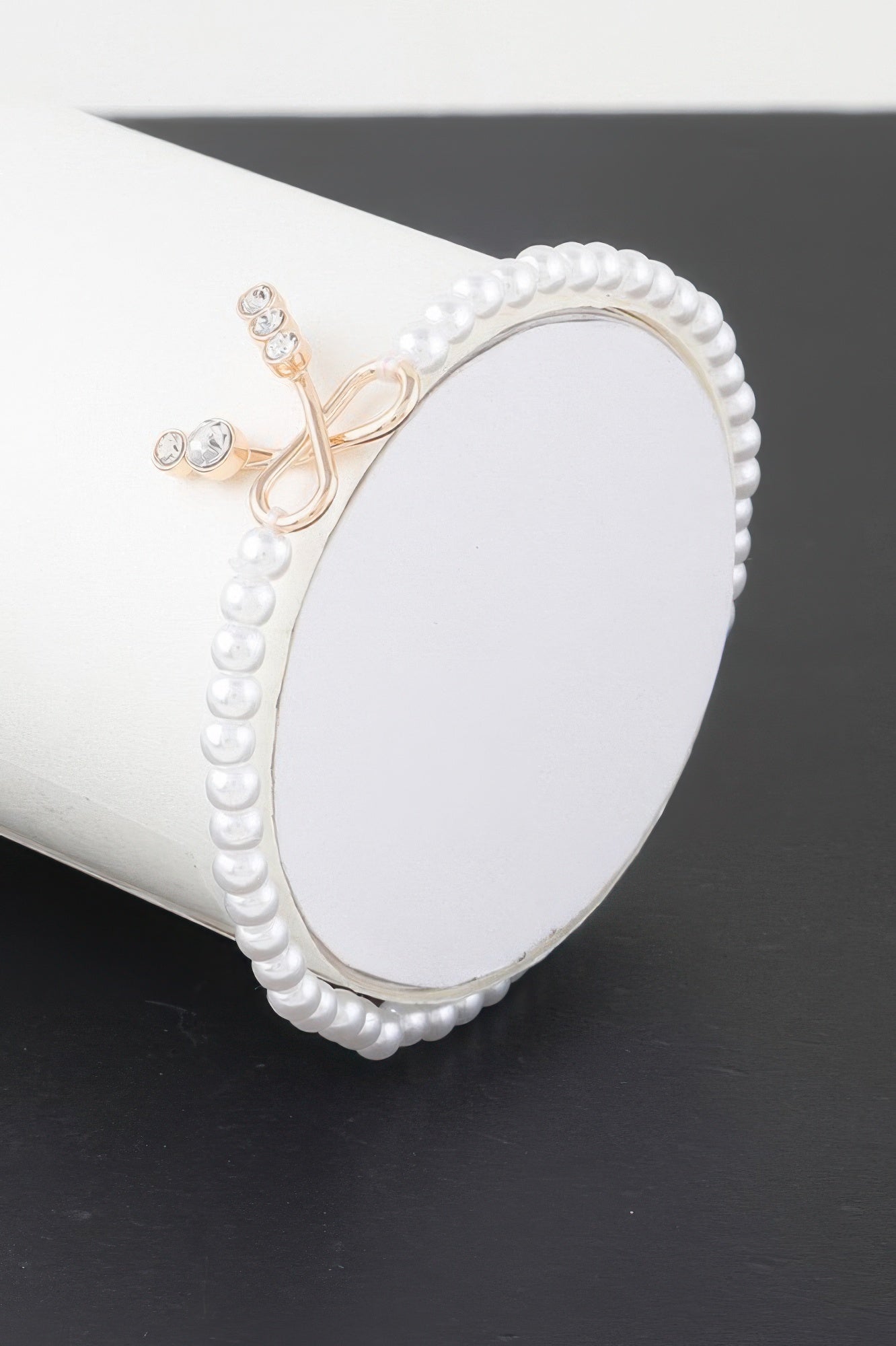 Faux-Perlenarmband mit Schleife, goldfarbene Fassung und Strasssteinchen