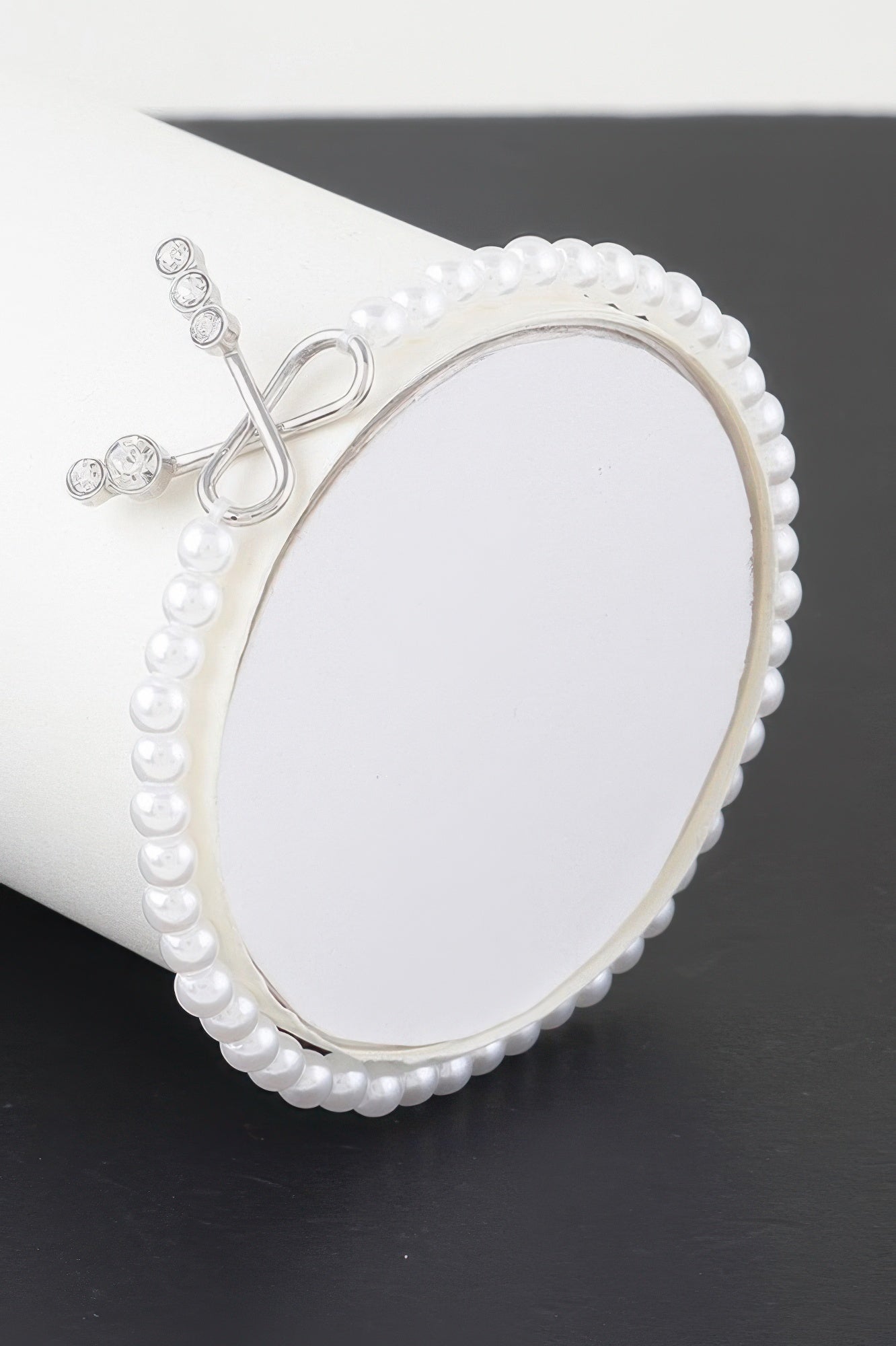 Faux-Perlenarmband mit Schleife, silberfarbene Fassung und Strasssteinchen