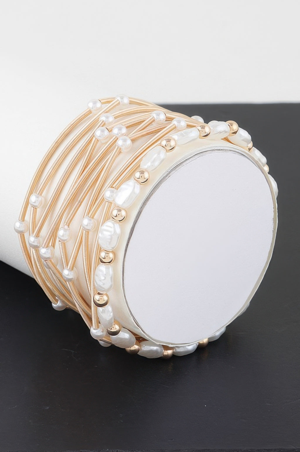 Faux-Perlen-Armband mit goldfarbener Schiene und cremefarbenen Perlen, rund