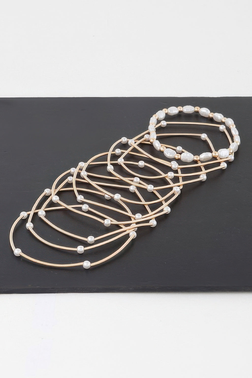 Mehrreihiges Faux-Perlen-Armband, goldfarbene Drähte mit cremefarbenen Perlen, ausgebreitet