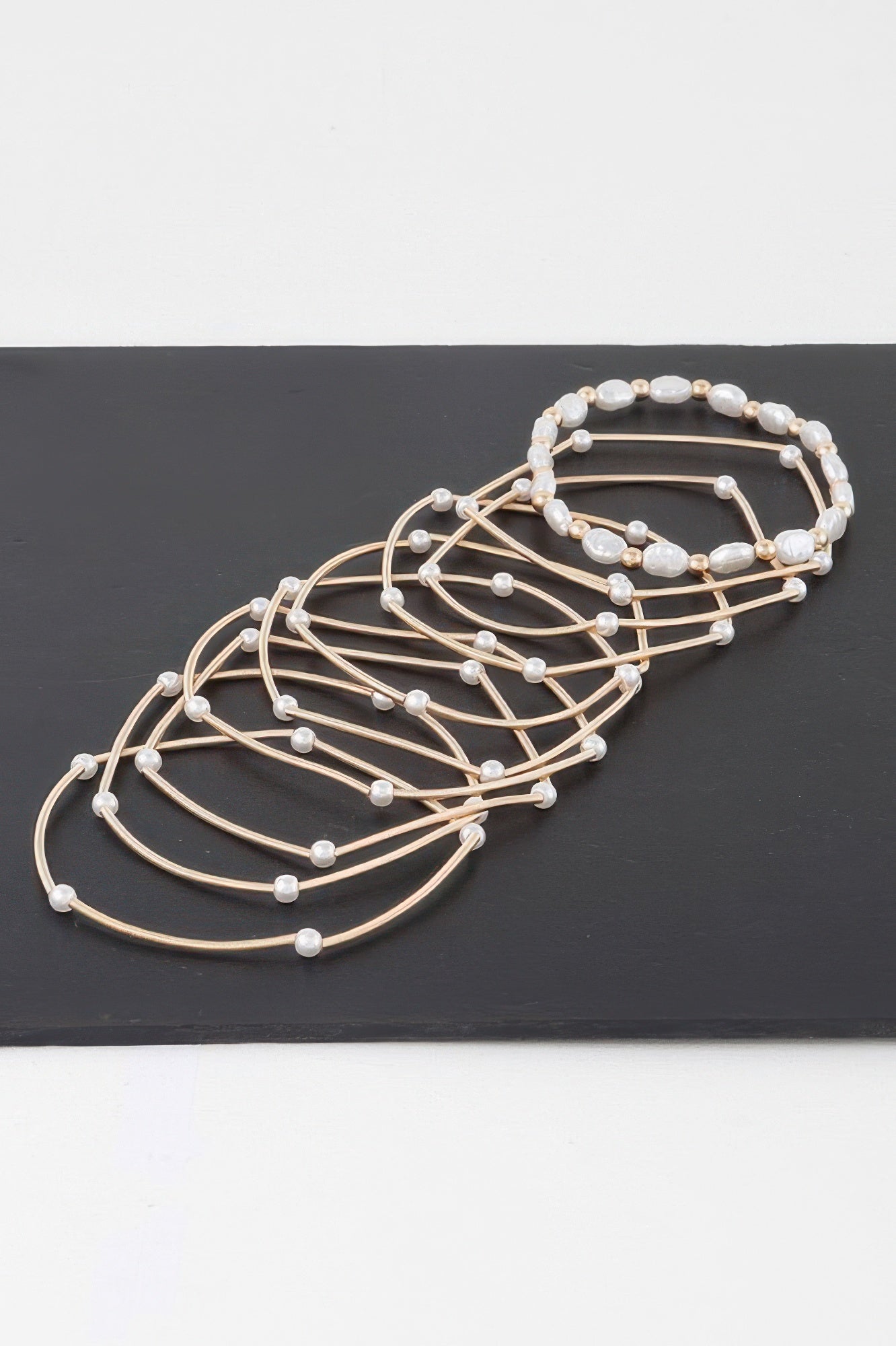 Mehrreihiges Faux-Perlen-Armband, goldfarbene Drähte mit cremefarbenen Perlen, ausgebreitet