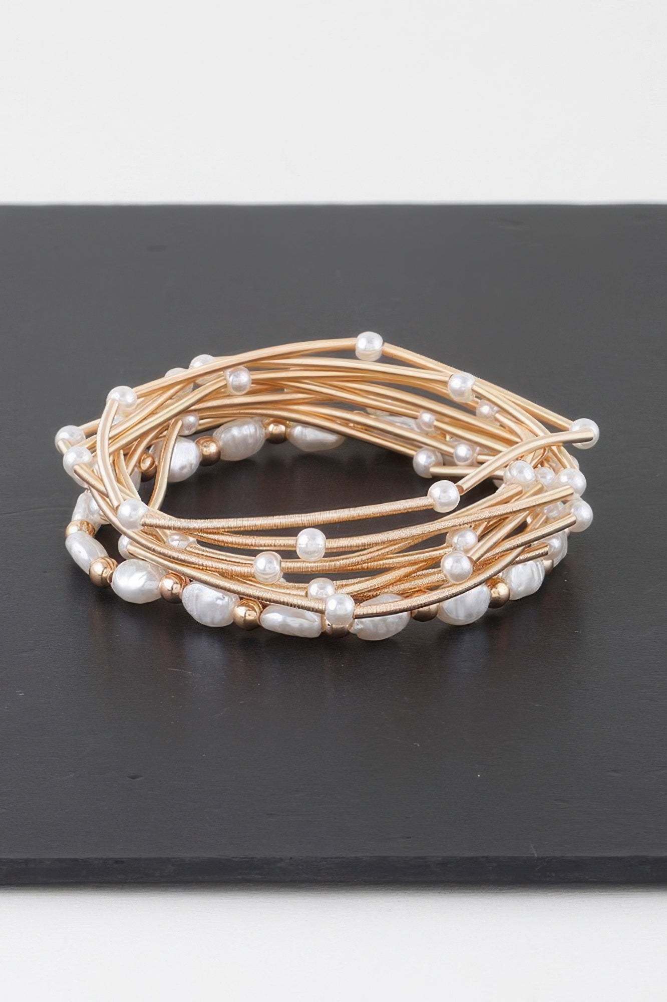 Faux-Perlen-Armband in Gold-Creme, mehrere Reihen mit runden Perlen