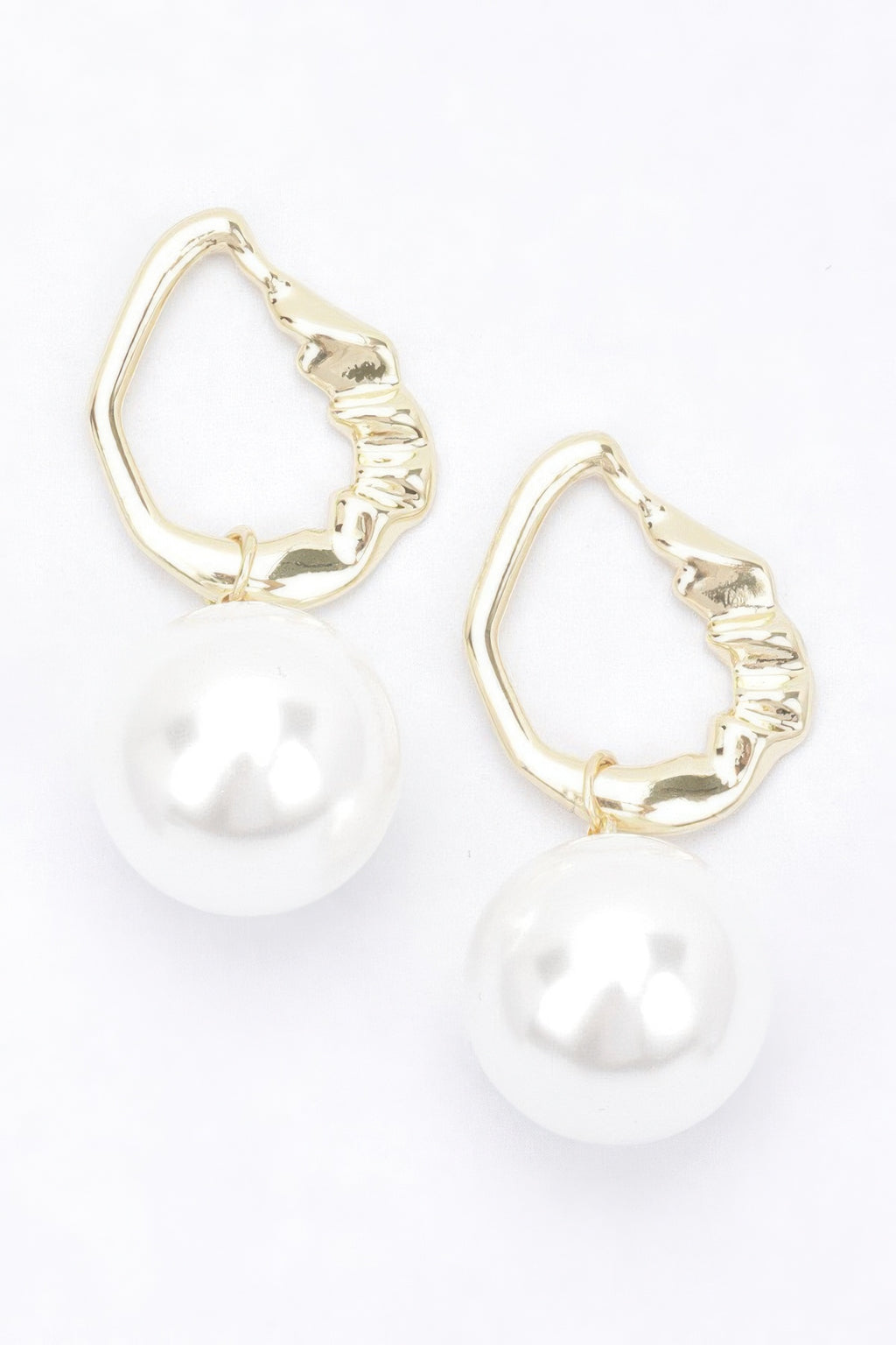 Goldfarbenes Ohrhänger-Set mit Faux-Perle und geprägtem Metallring