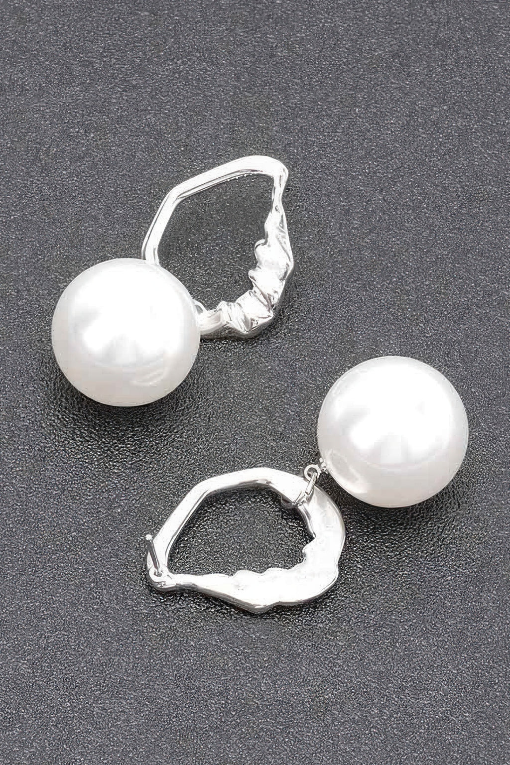 Silberfarbene Ohrhänger mit runder weißer Faux-Perle und hufeisenförmigem Ring