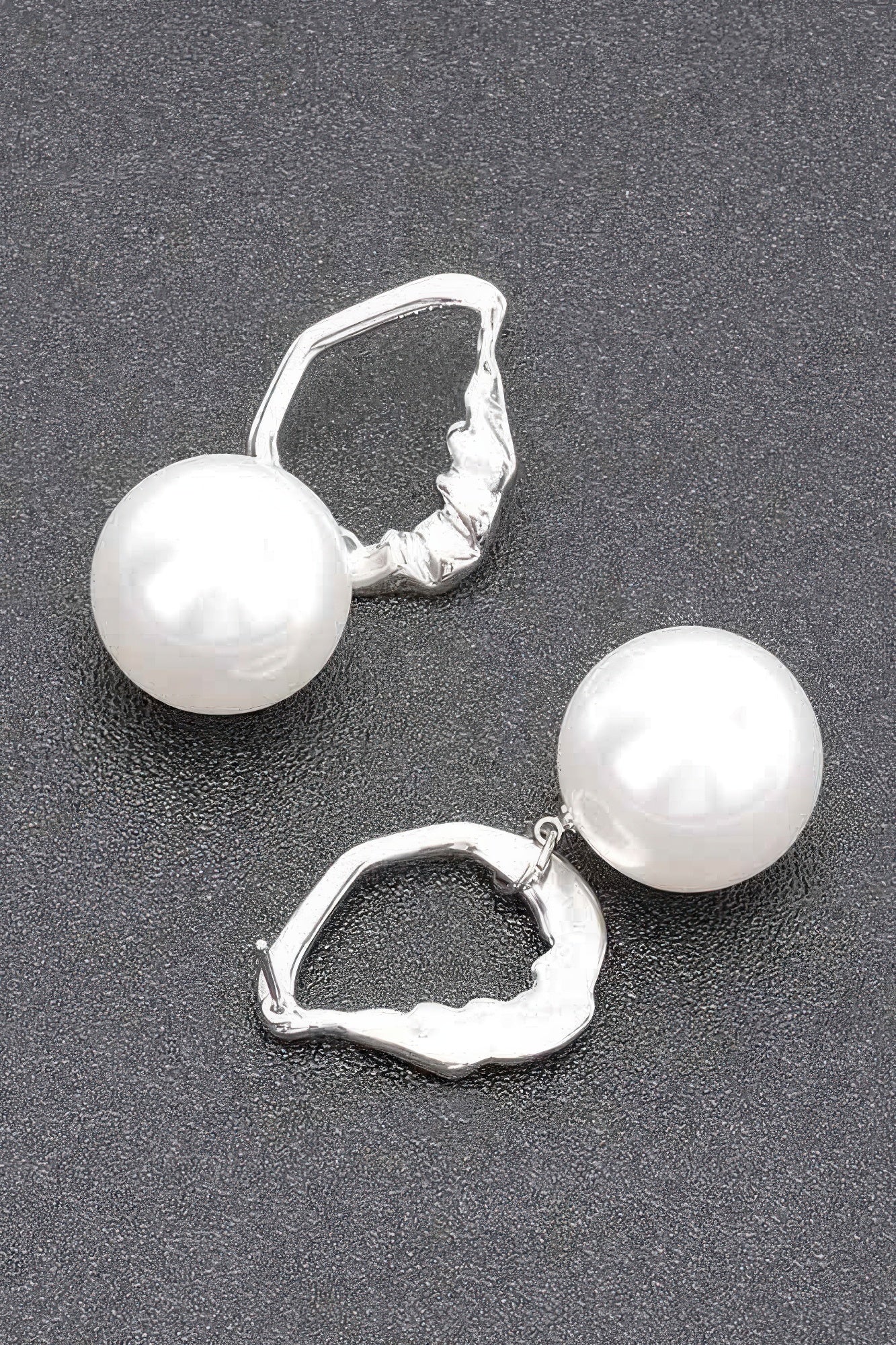 Silberfarbene Ohrhänger mit runder weißer Faux-Perle und hufeisenförmigem Ring