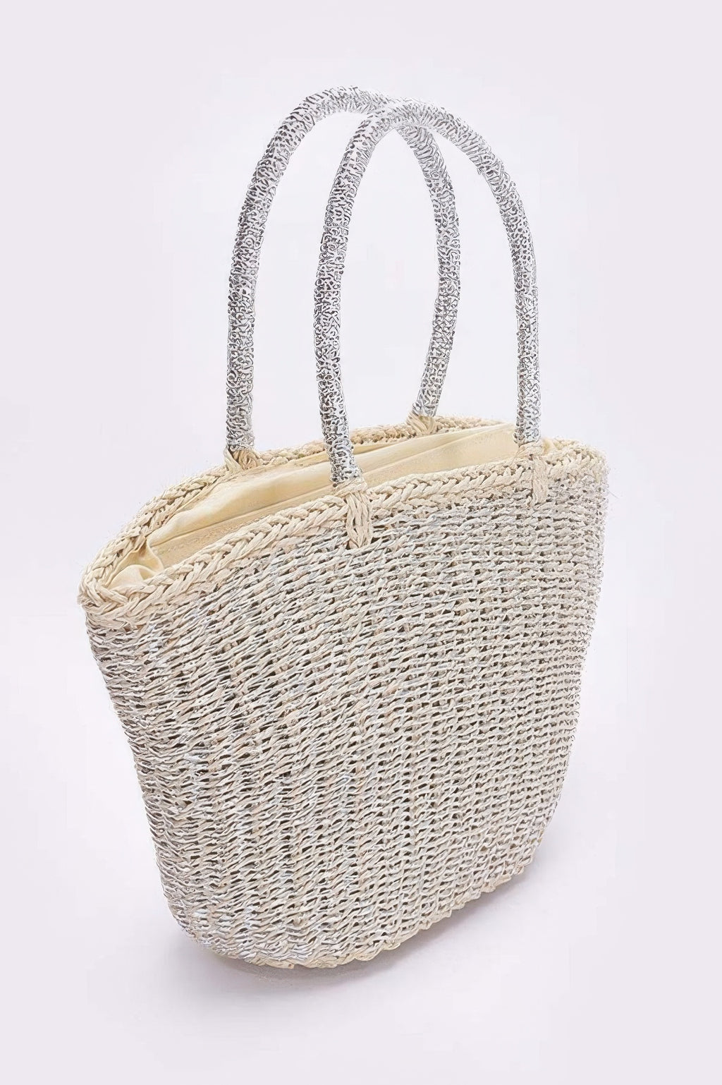 Faux-Straw-Sunshine-Tote mit silberfarbenen Doppelhänkeln und gerundeter Form
