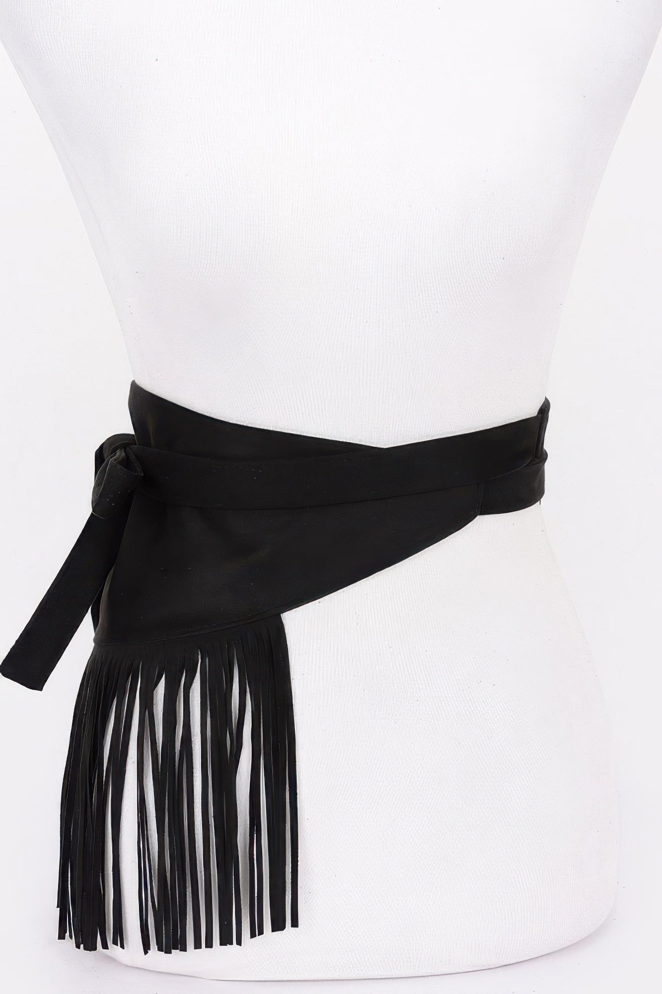 Faux Suede Fringe Belt Black con cierre cruzado y flecos largos