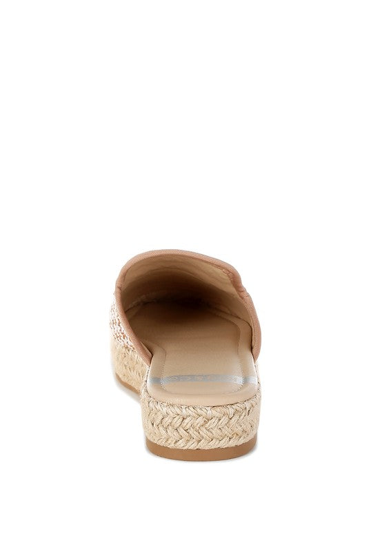 Raffia Slip-On Mule Fersenansicht, offene Rückseite mit beigem Futter