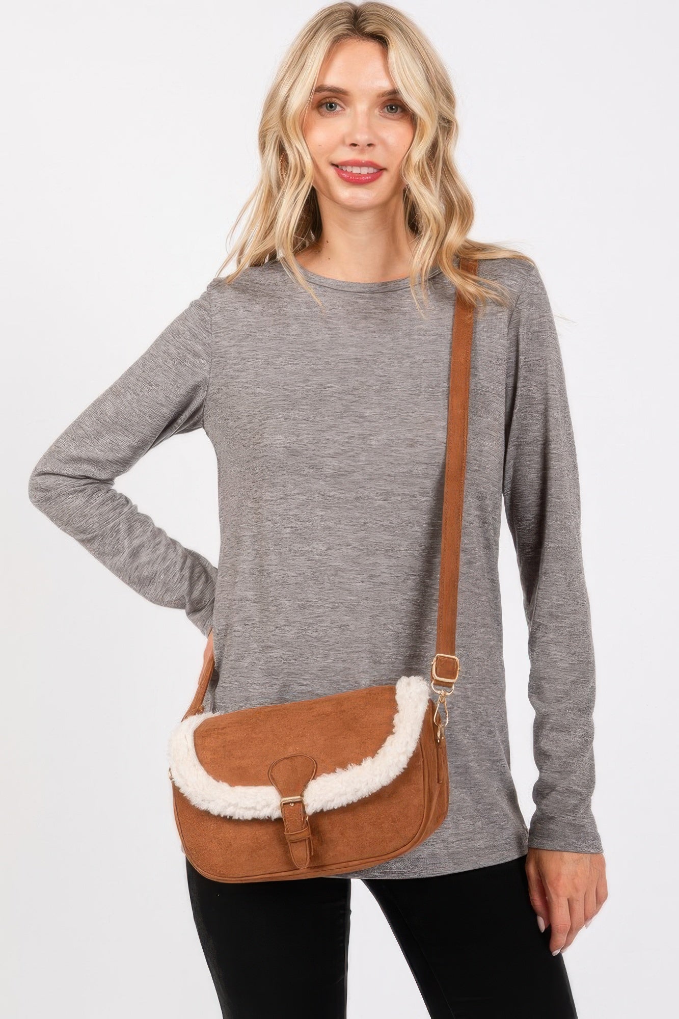 Fleece Trimmed Solid Crossbodybag en brown con asa ajustable y solapa con borde blanco