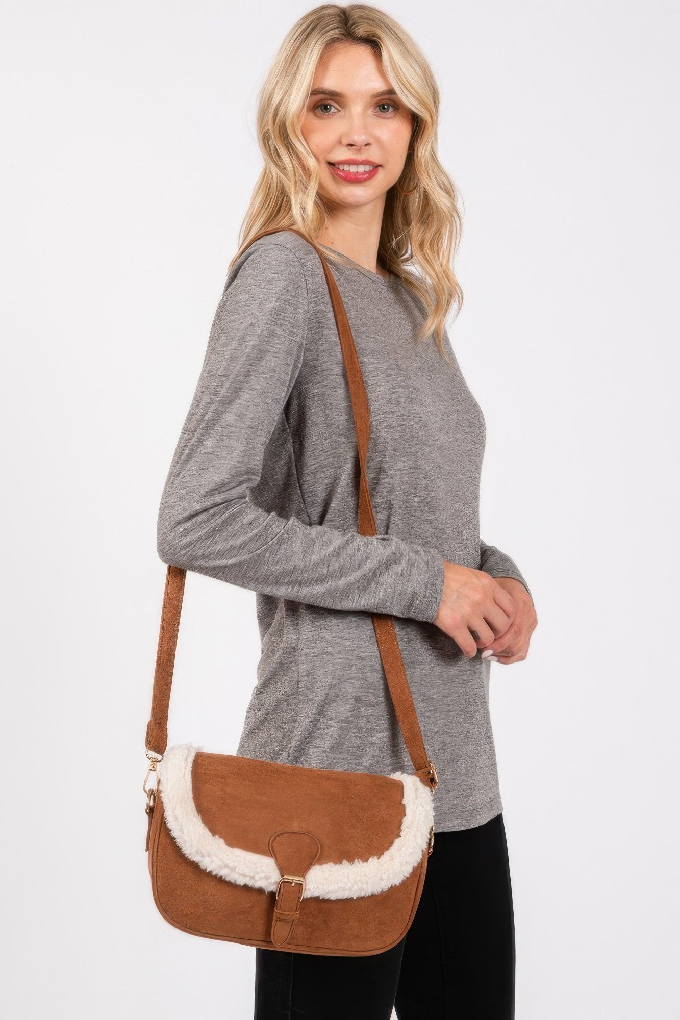 Crossbodybag marrón de ante con ribete de fleece blanco, correa ajustable y hebilla
