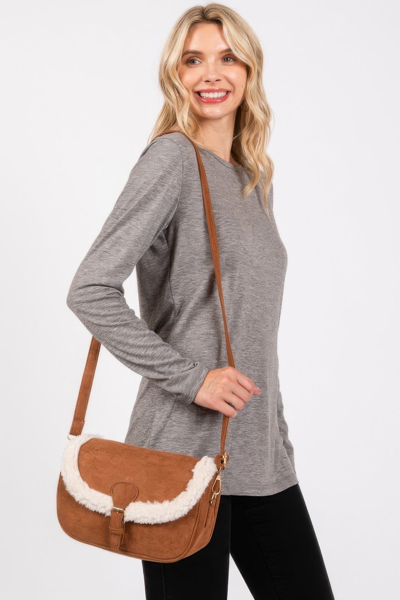 Crossbodybag brown de tamaño medio con solapa acolchada y borde de fleece blanco