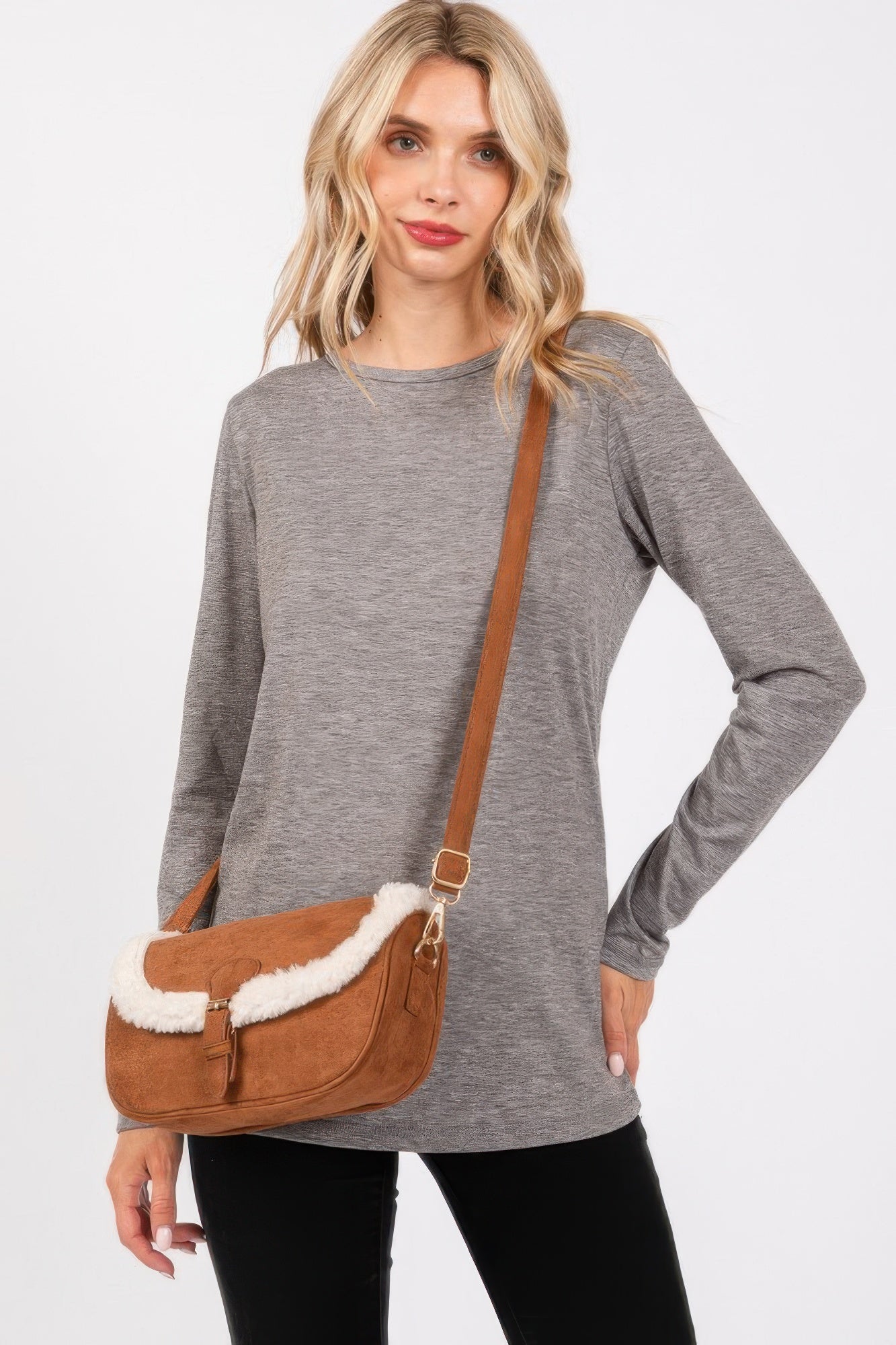 Fleece Trimmed Crossbodybag en brown con solapa, correa ajustable y herrajes dorados