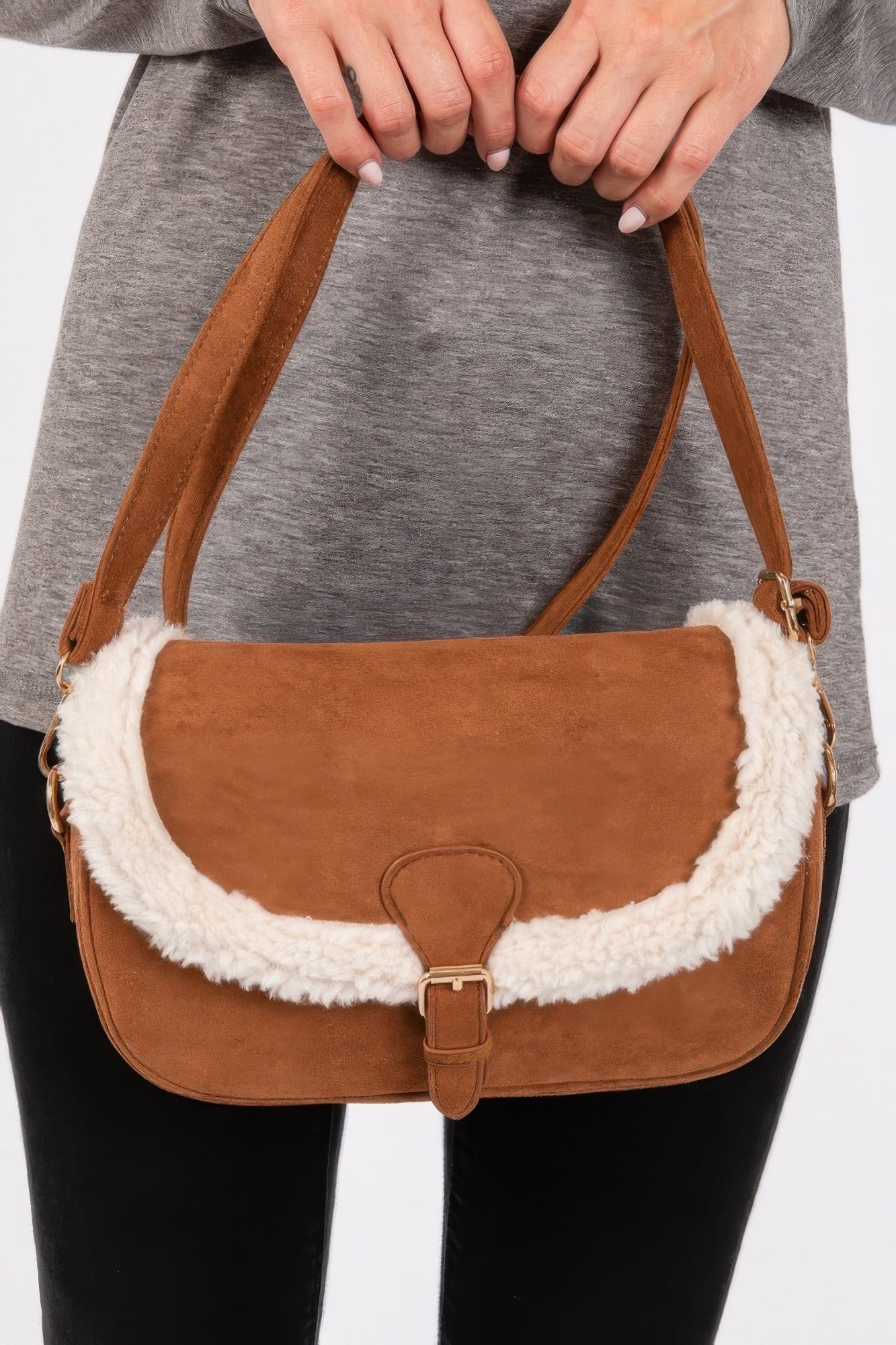 Vista frontal de la crossbodybag brown con solapa, hebilla central y ribete de fleece