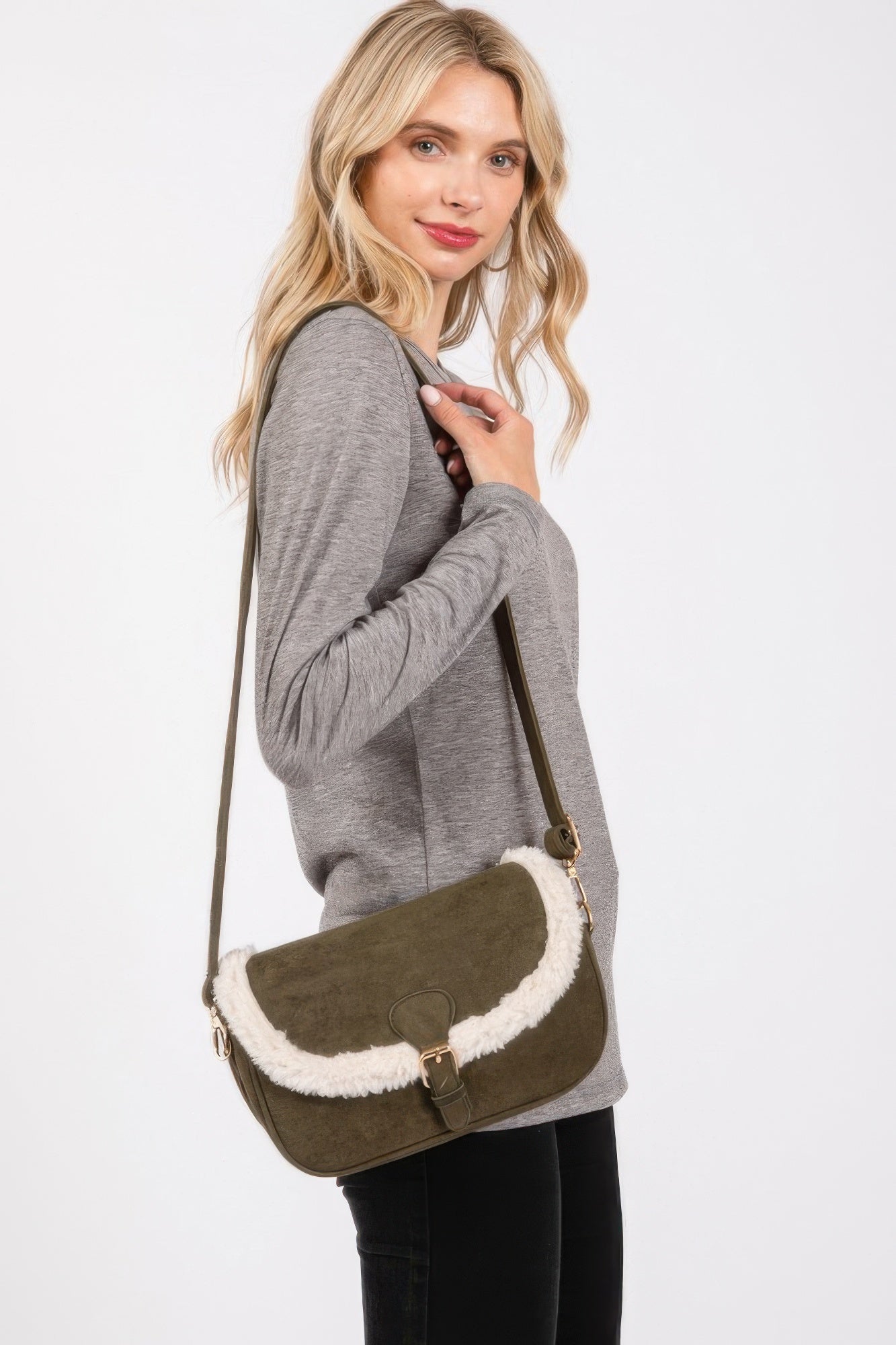 Crossbodybag verde oliva de ante con borde de fleece blanco y correa ajustable