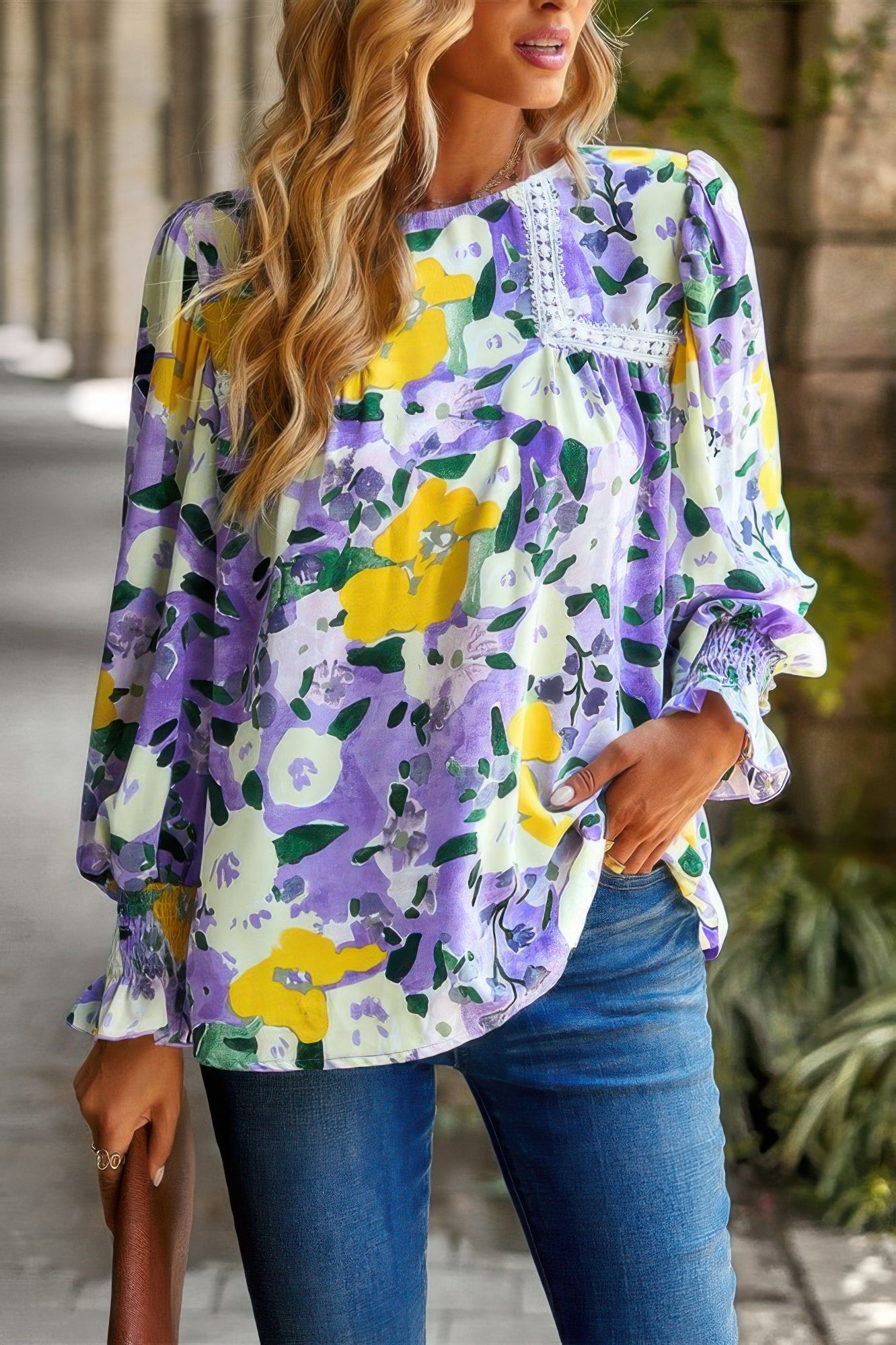 Floral Top mit lila Blumenmuster und Spitzenbesatz am Halsausschnitt