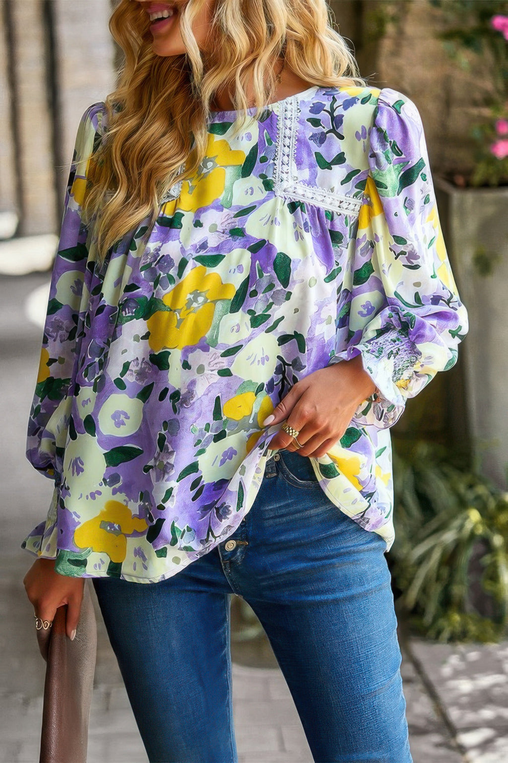 Buntes Blumen-Top mit Spitzenpasse und weitem Glockenärmel