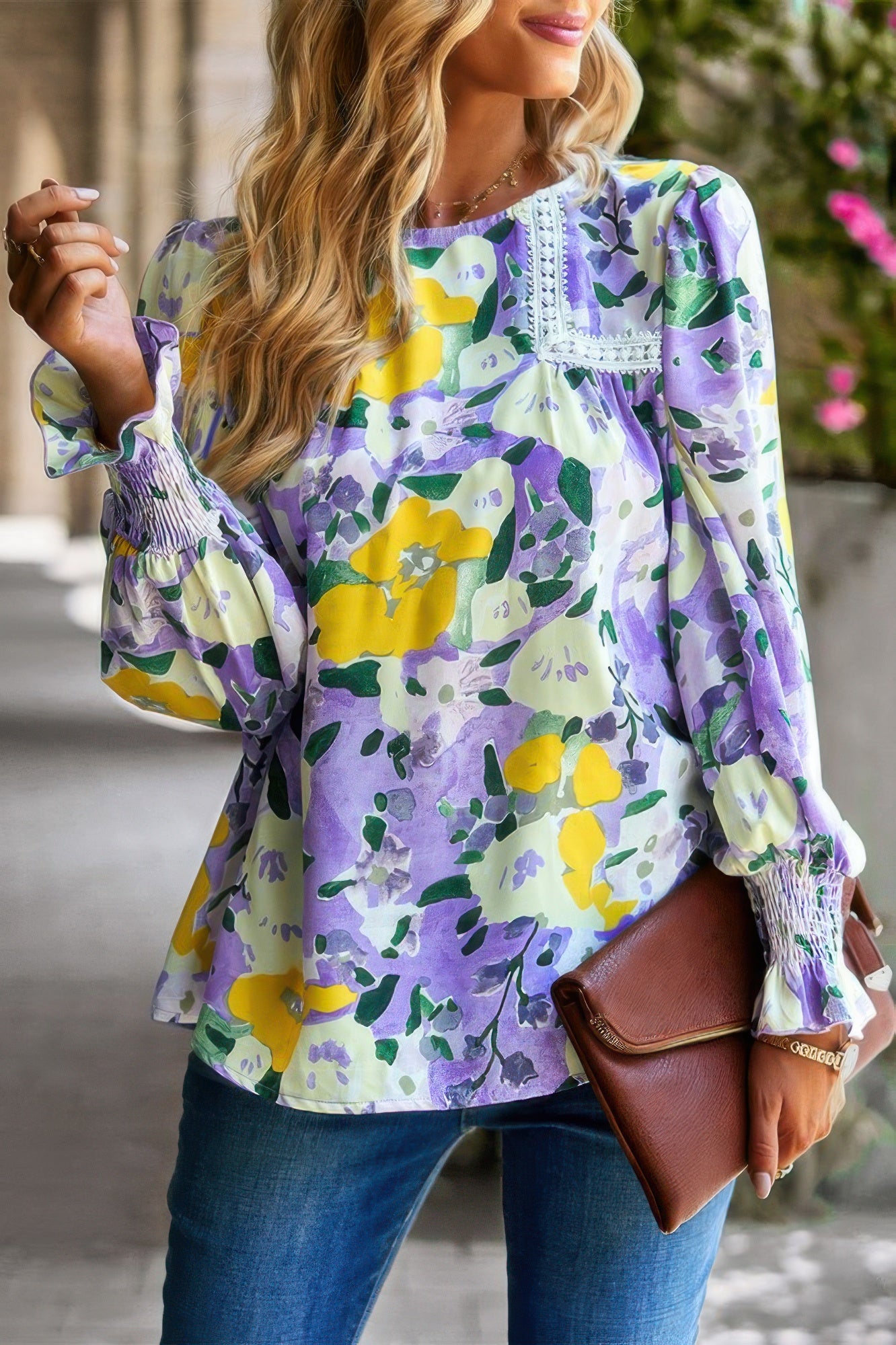 Floral Top mit Spitzenkragen, lila-gelbem Pflanzenprint und gerafften Ärmeln