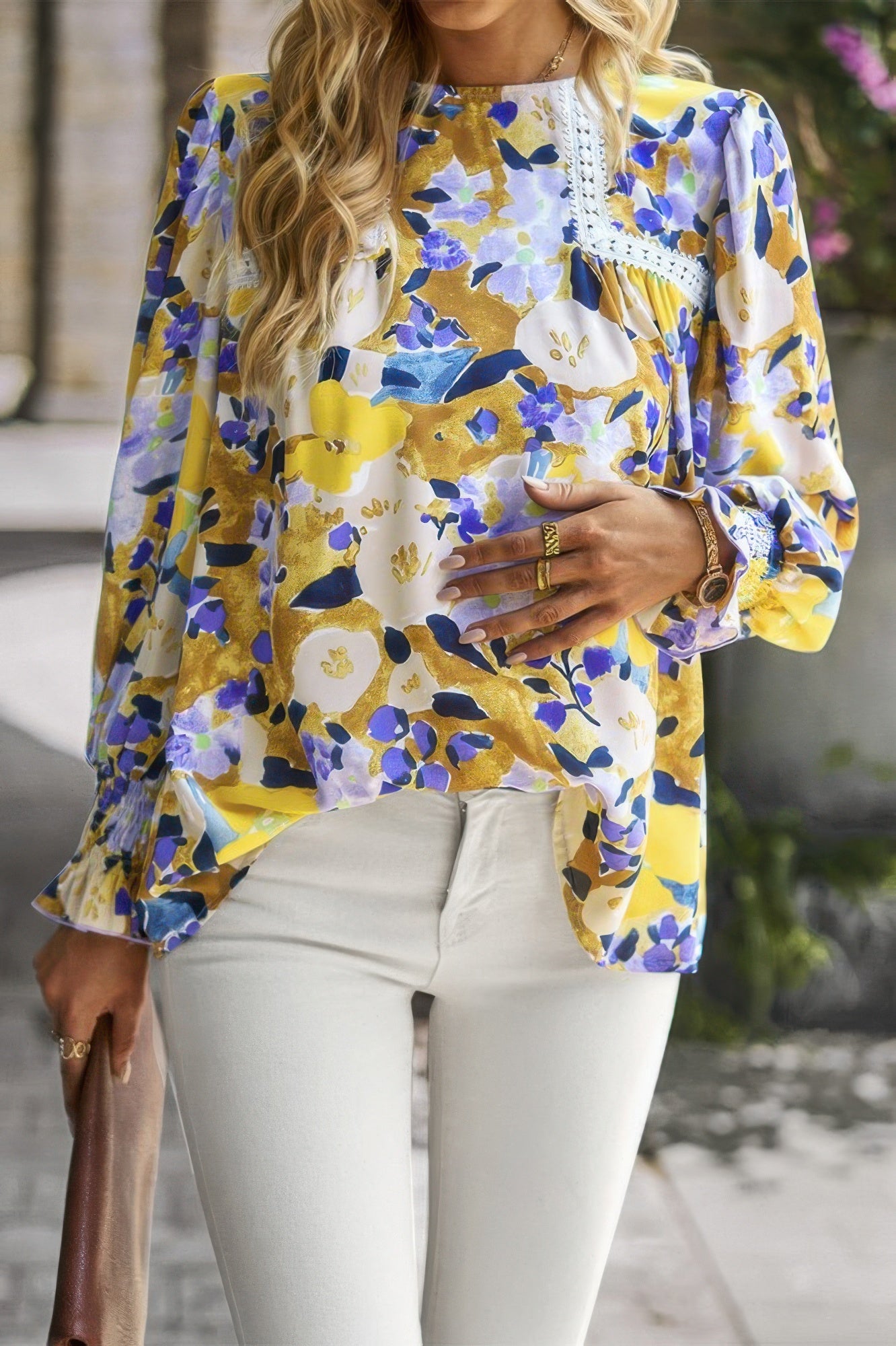 Floral Top mit Spitzenpasse, gelb-blauem Blumenmuster und weiten Ärmeln