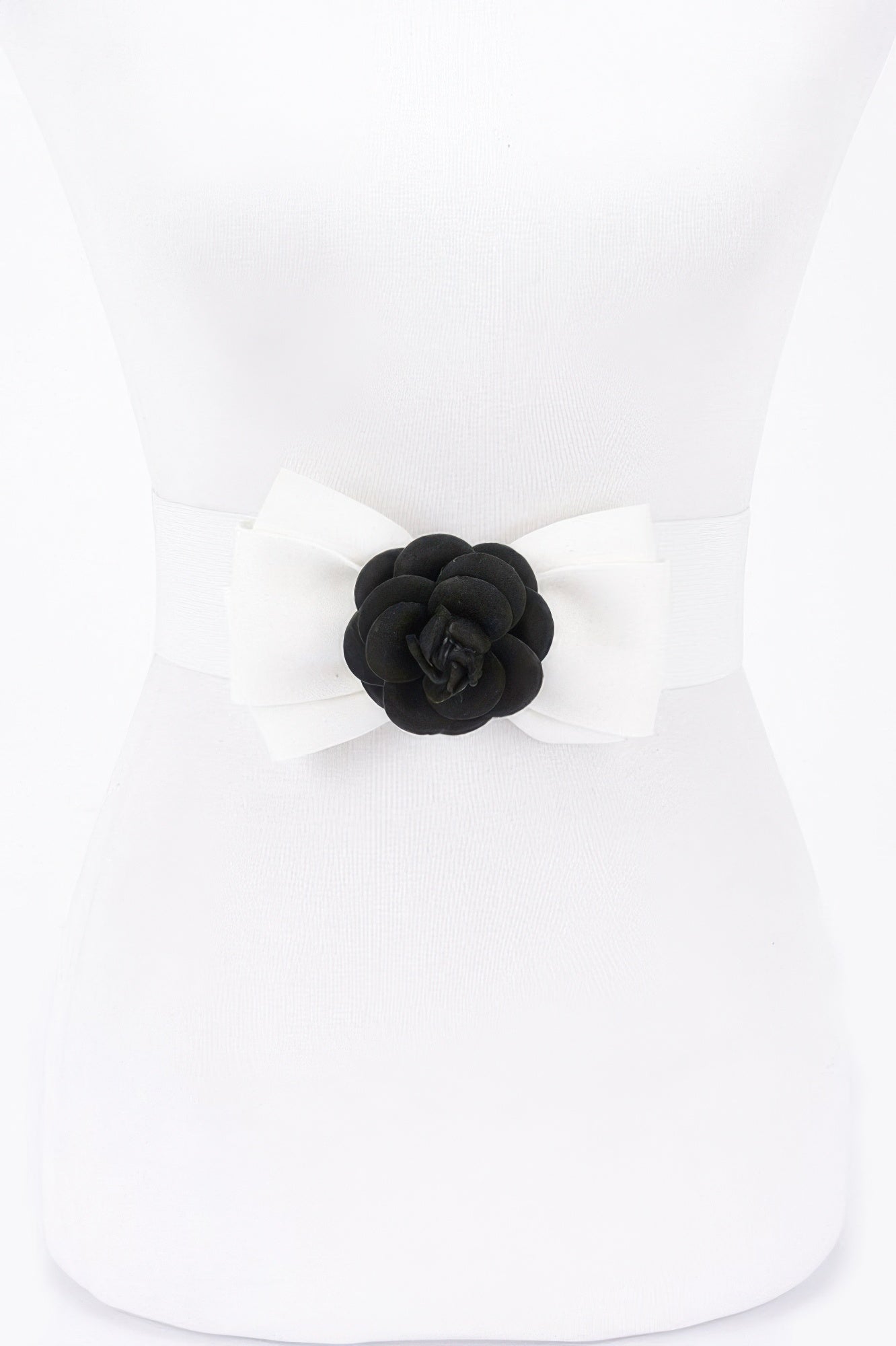 Flower Bow Elastic Belt: weißes Band mit schwarzer Blume am Schleifenknopf