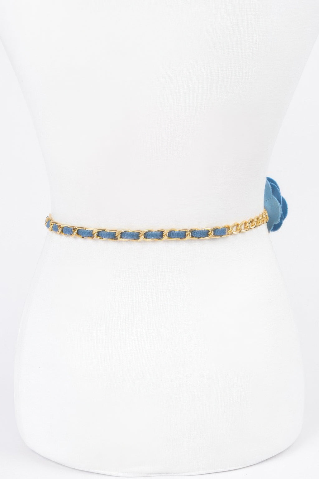 Cinturón metálico doble con cadena eslabonada azul y flores, vista en el torso