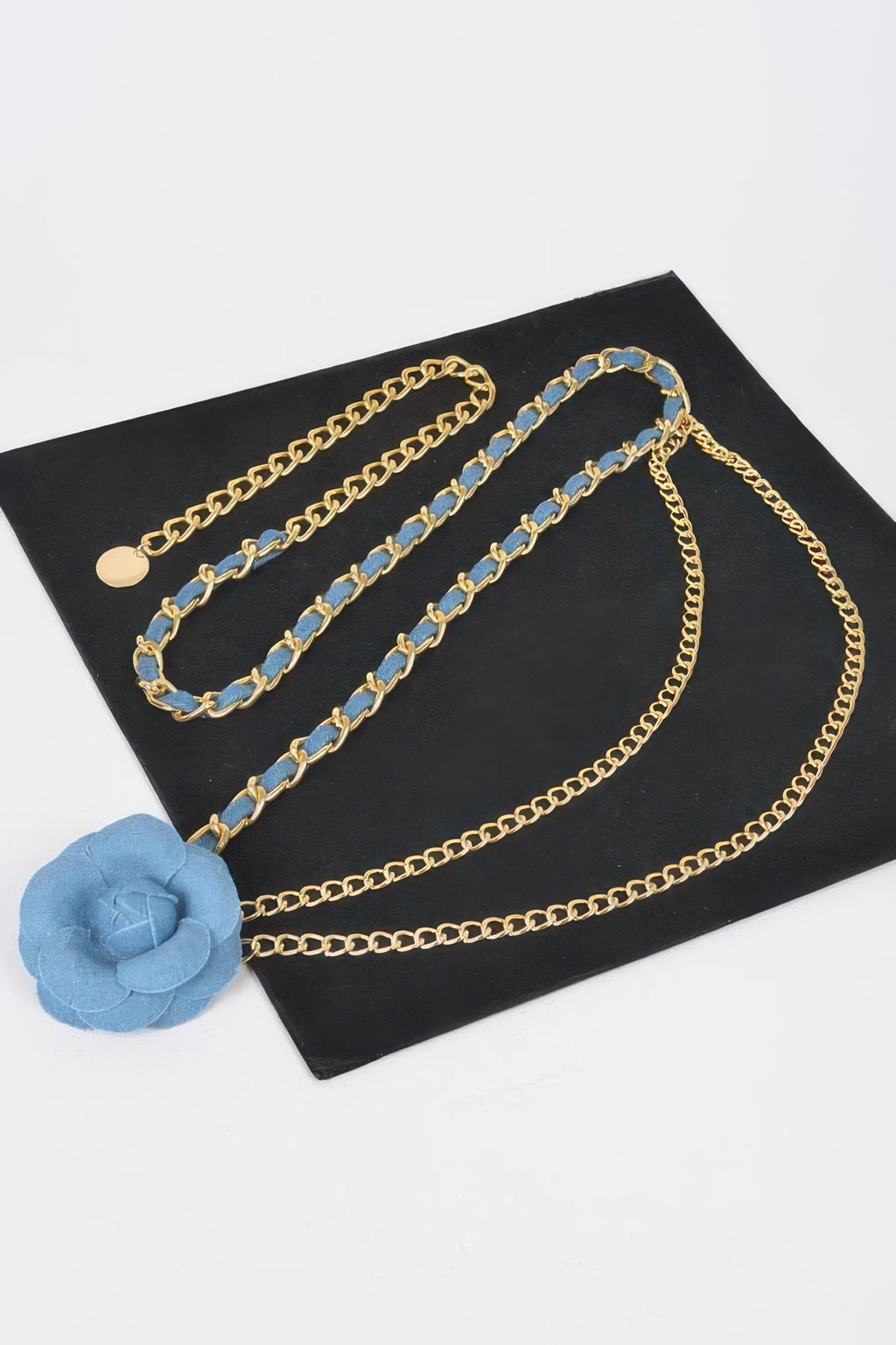 Cinturón de cadena doble con flor azul y eslabones azules, acabado dorado