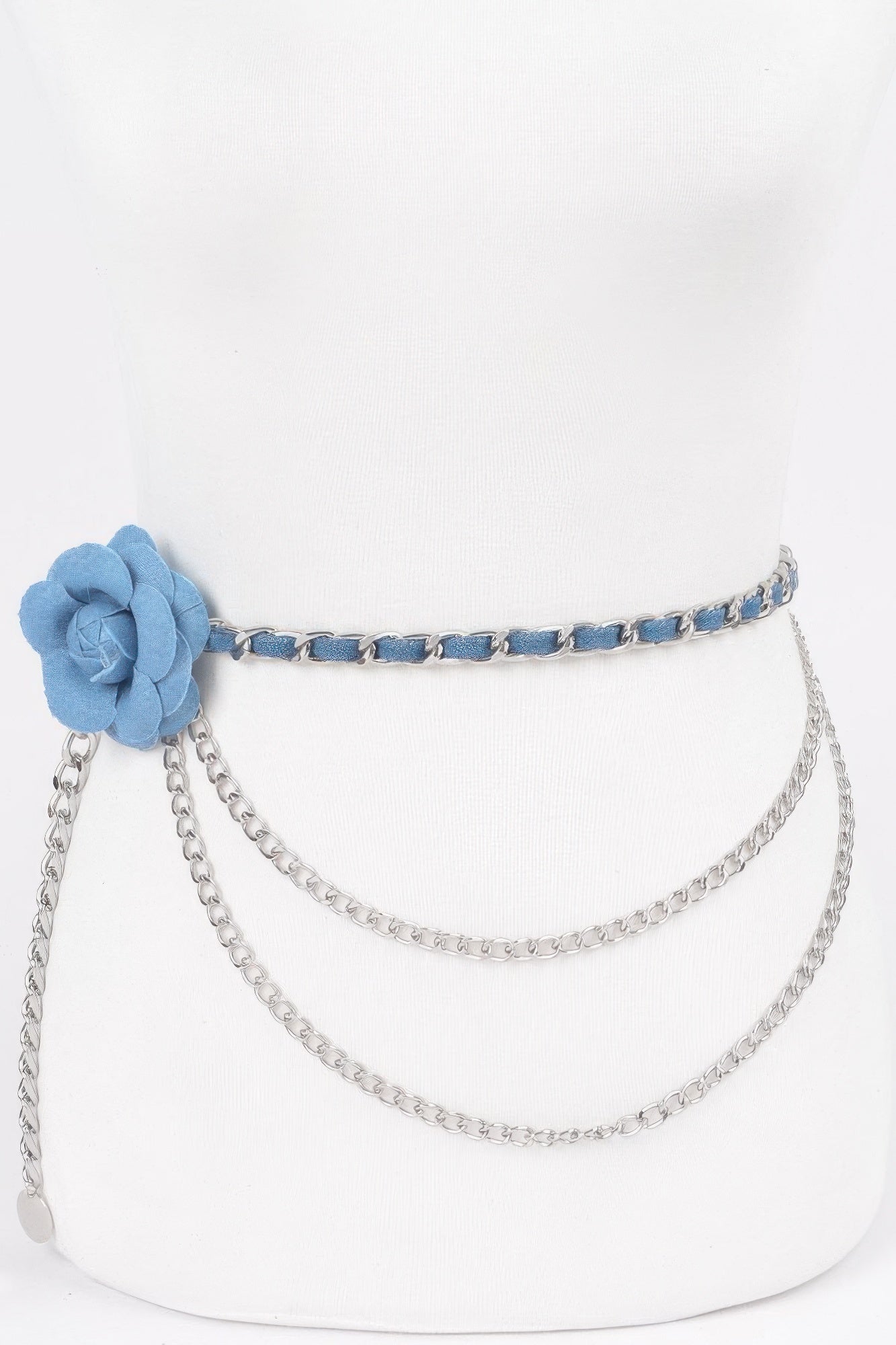 Cinturón de cadena doble con flor azul y cadenas plateadas, con colgantes