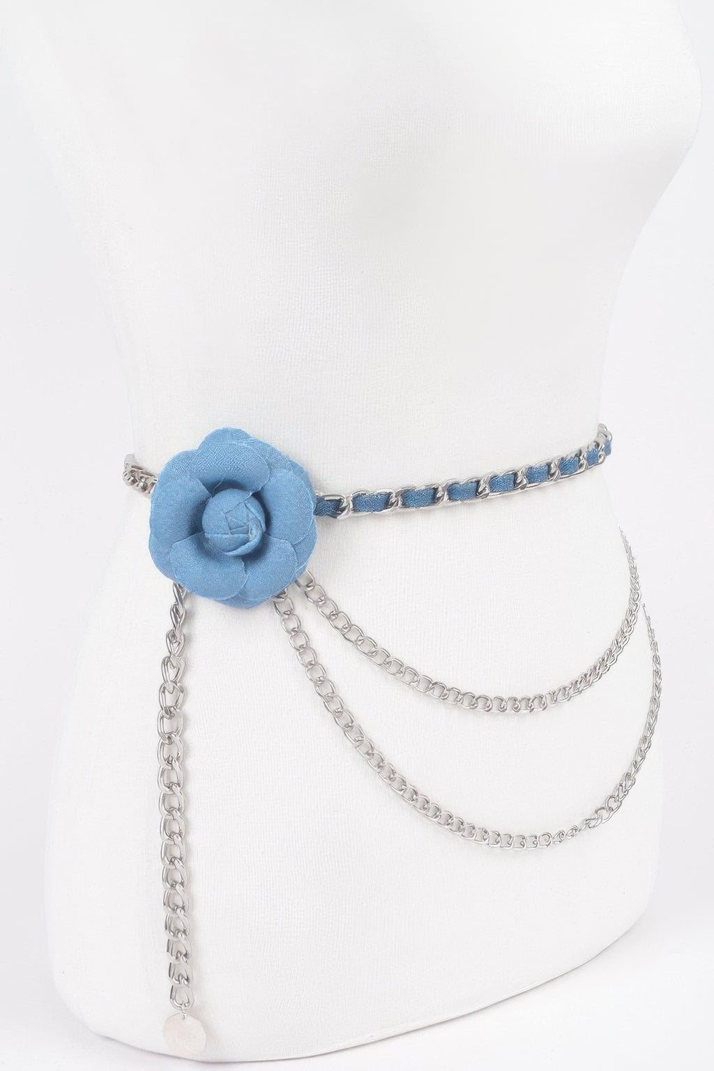 Cinturón metálico con flor azul, doble cadena plateada y eslabones azules