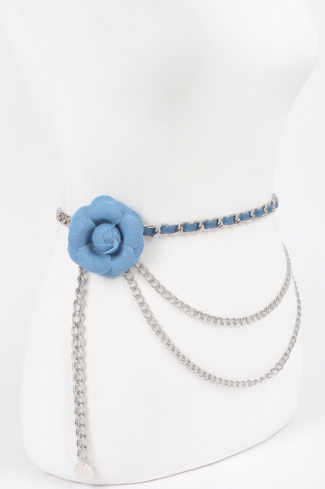 Cinturón metálico con flor azul, doble cadena plateada y eslabones azules