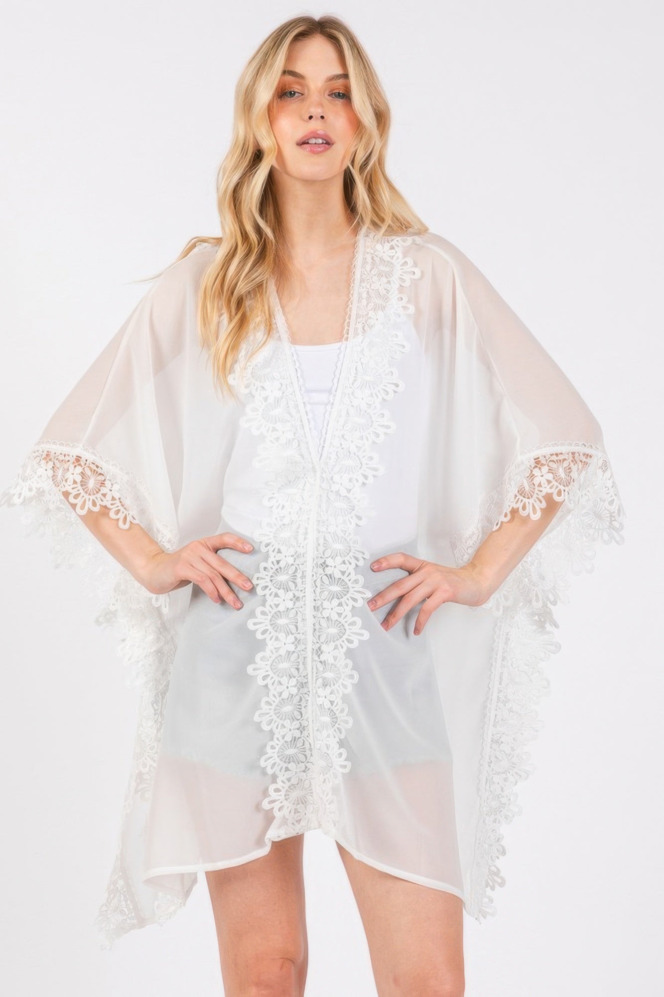 Flower-pattern trim poncho in white, lace front panel and scalloped edges