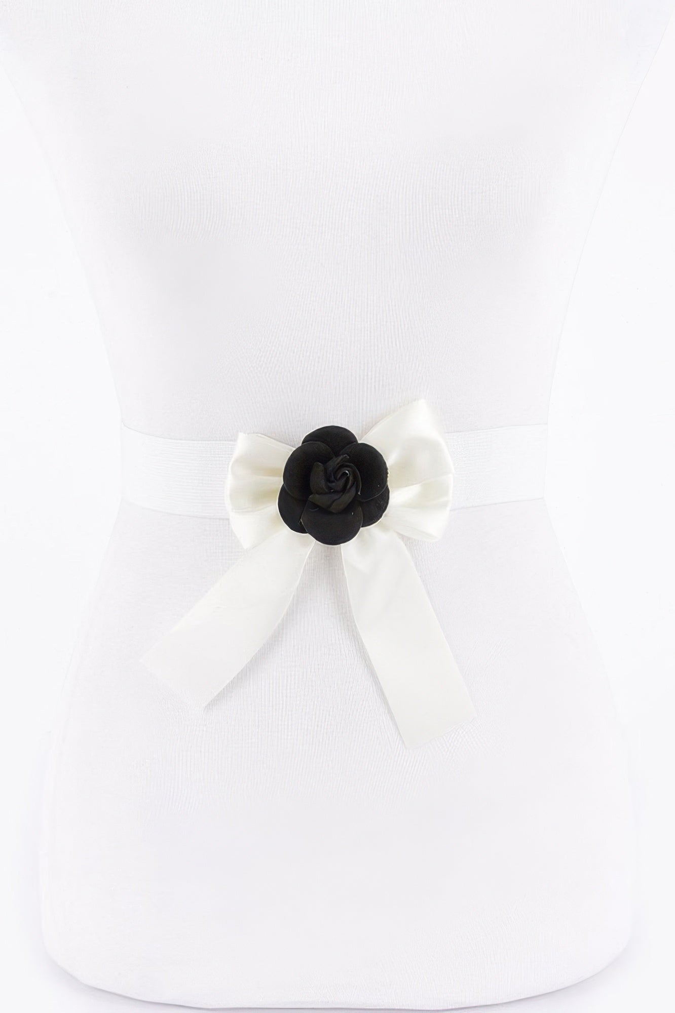 Flower satin ribbon elastic belt, ivory with black flower bow