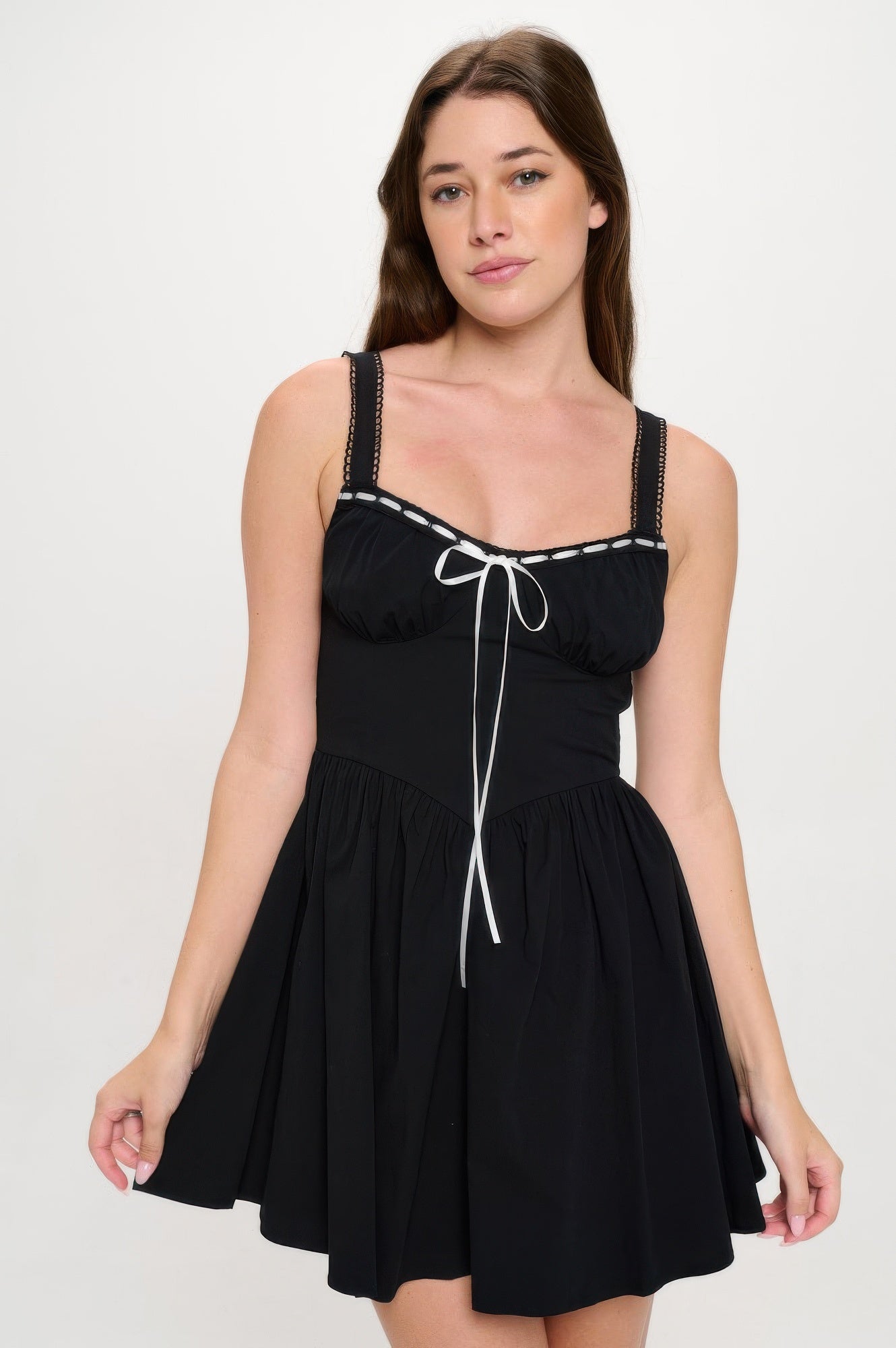 Schwarzes Bustierkleid mit Front-Schleife und schmalen Trägern, Rock mit Falten