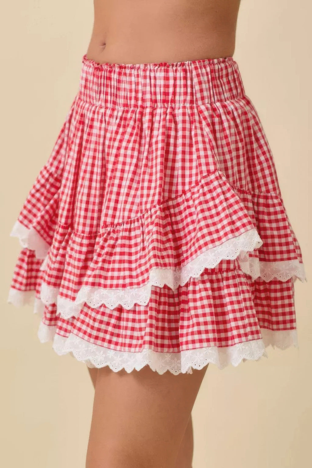 Gingham Skort im Rot-weiß-Karo mit mehreren Rüschenlagen und Häkelspitze