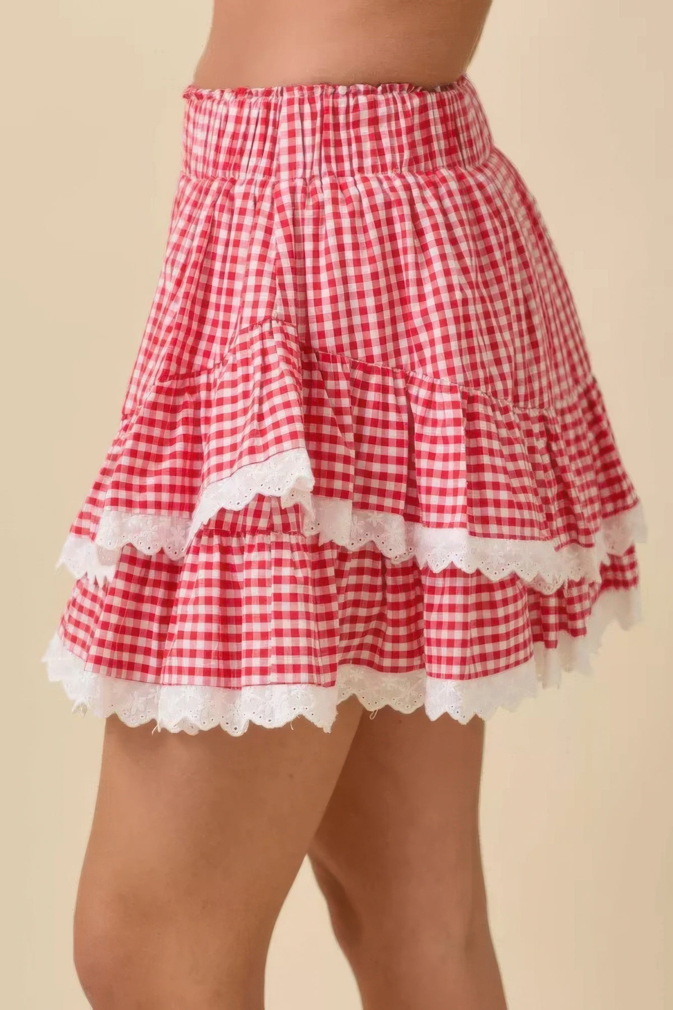 Roter weißer Gingham-Skort mit mehrlagigem Rüschenbesatz und Spitze