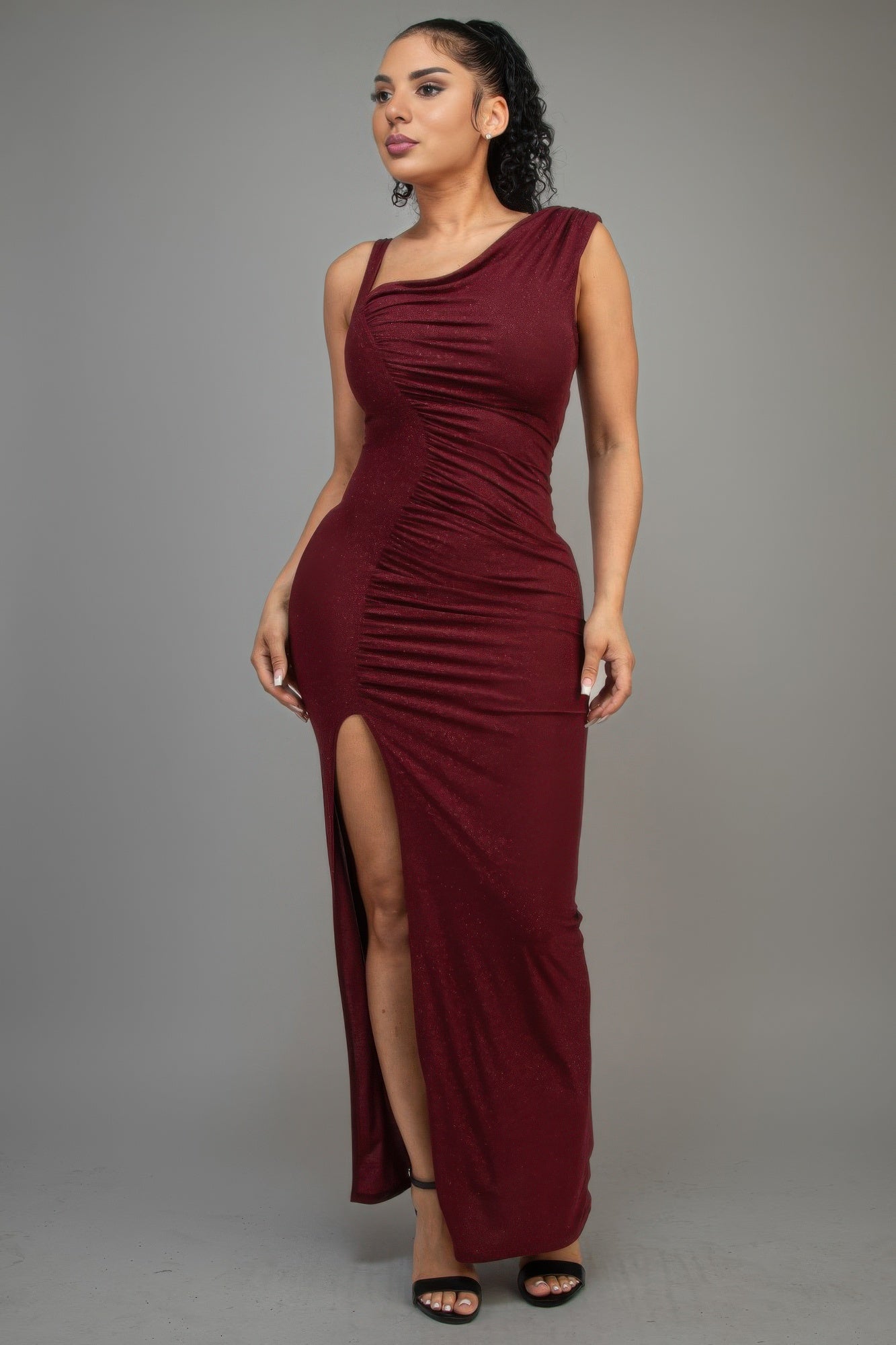 Burgundy glitter sleeveless ruched evening dress with thigh-high slit