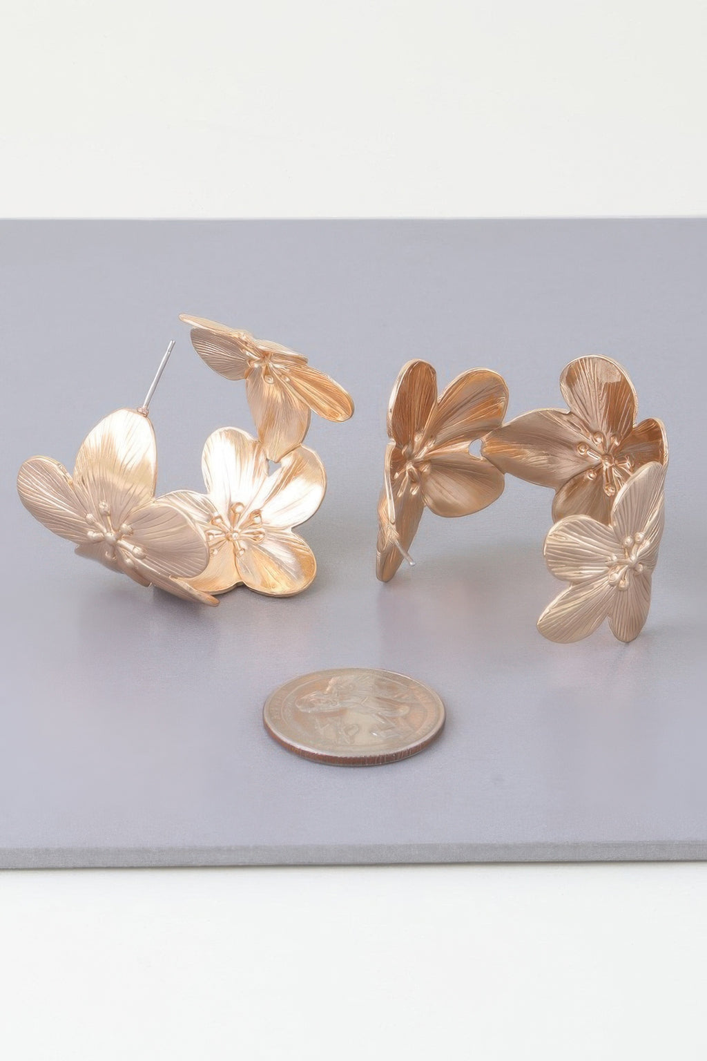 Goldfarbene Floral-Hoop-Ohrringe mit großen Blüten und gewellter Reliefstruktur