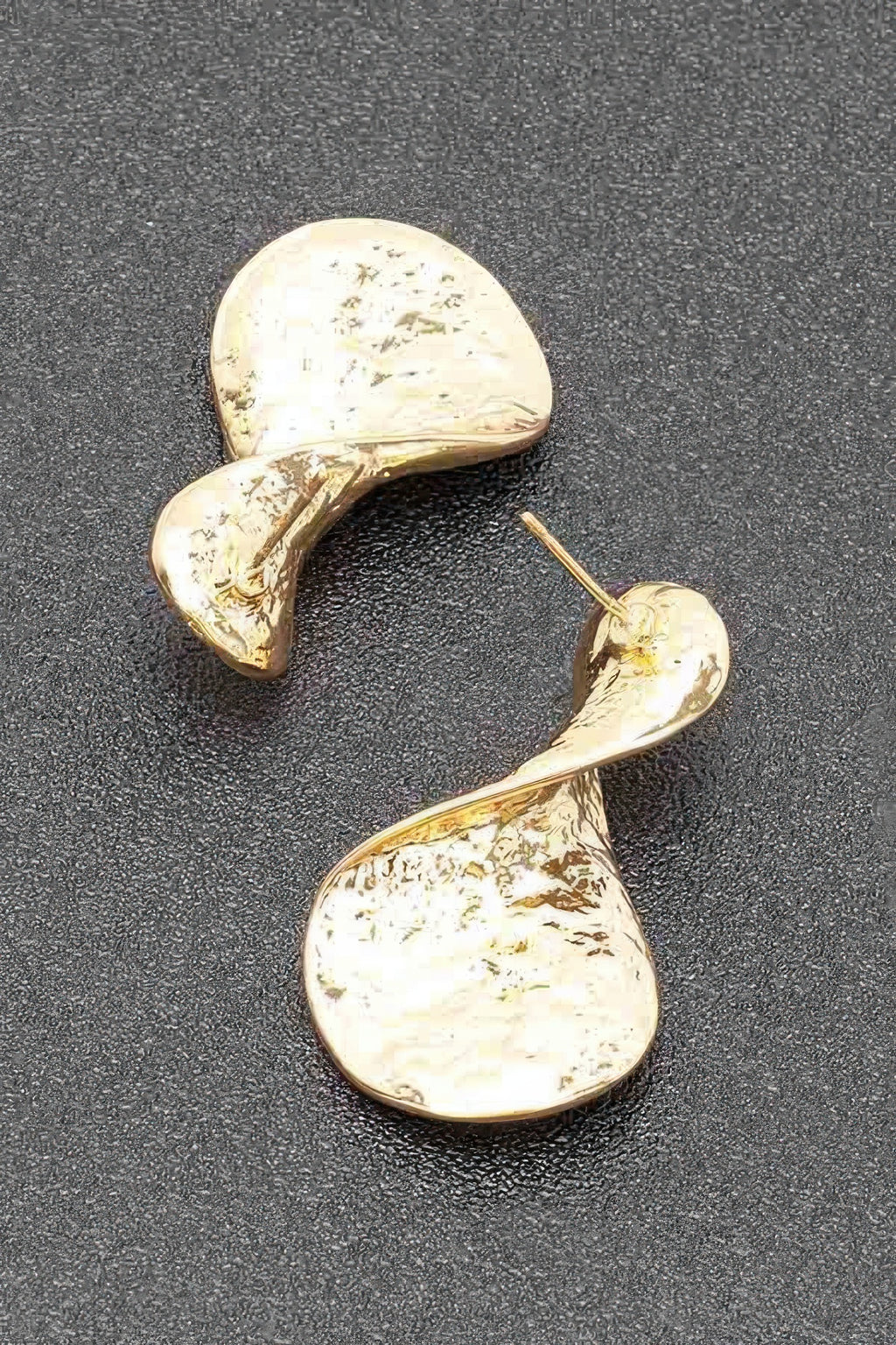 Gold plated metal earrings with curved teardrop shape and speckled marbled finish