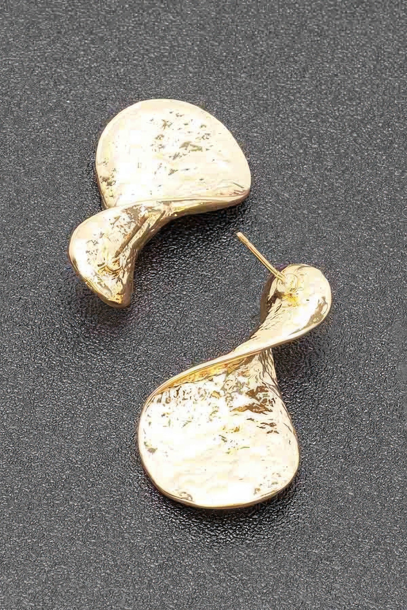 Gold plated metal earrings with curved teardrop shape and speckled marbled finish