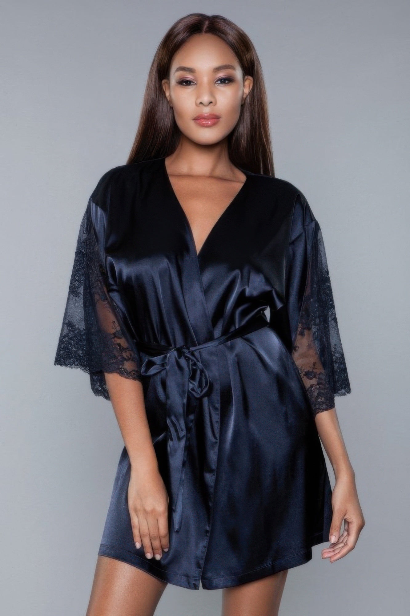 Grace robe aus Satin in Schwarz, V-Ausschnitt und Bindegürtel, Spitzenärmel