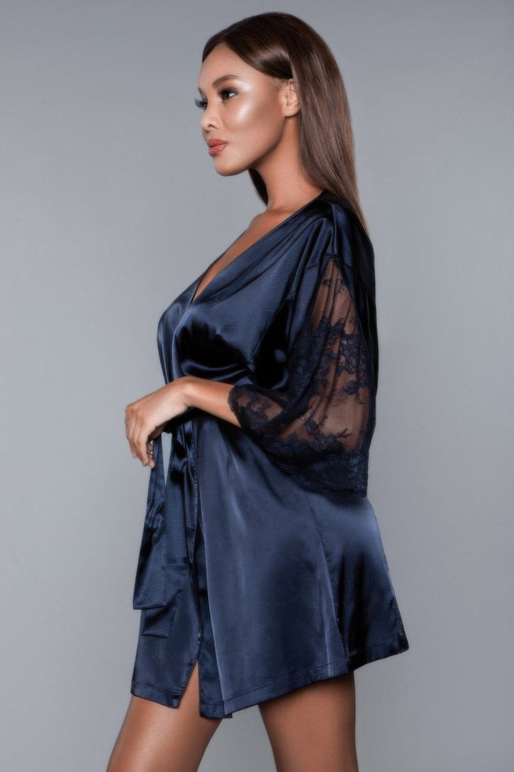 Schwarze Satin-Robe kurz mit Spitzenärmeln und Bindegürtel, seitliche Ansicht