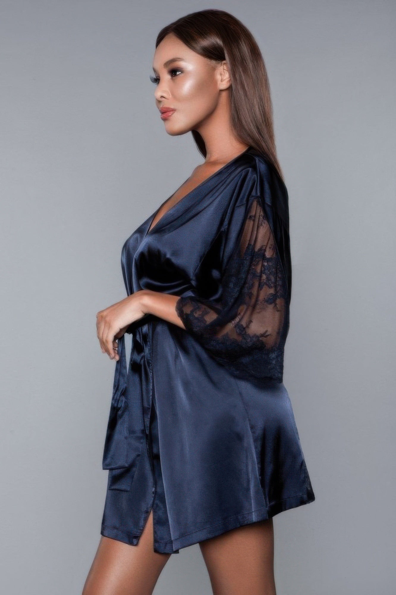 Schwarze Satin-Robe kurz mit Spitzenärmeln und Bindegürtel, seitliche Ansicht